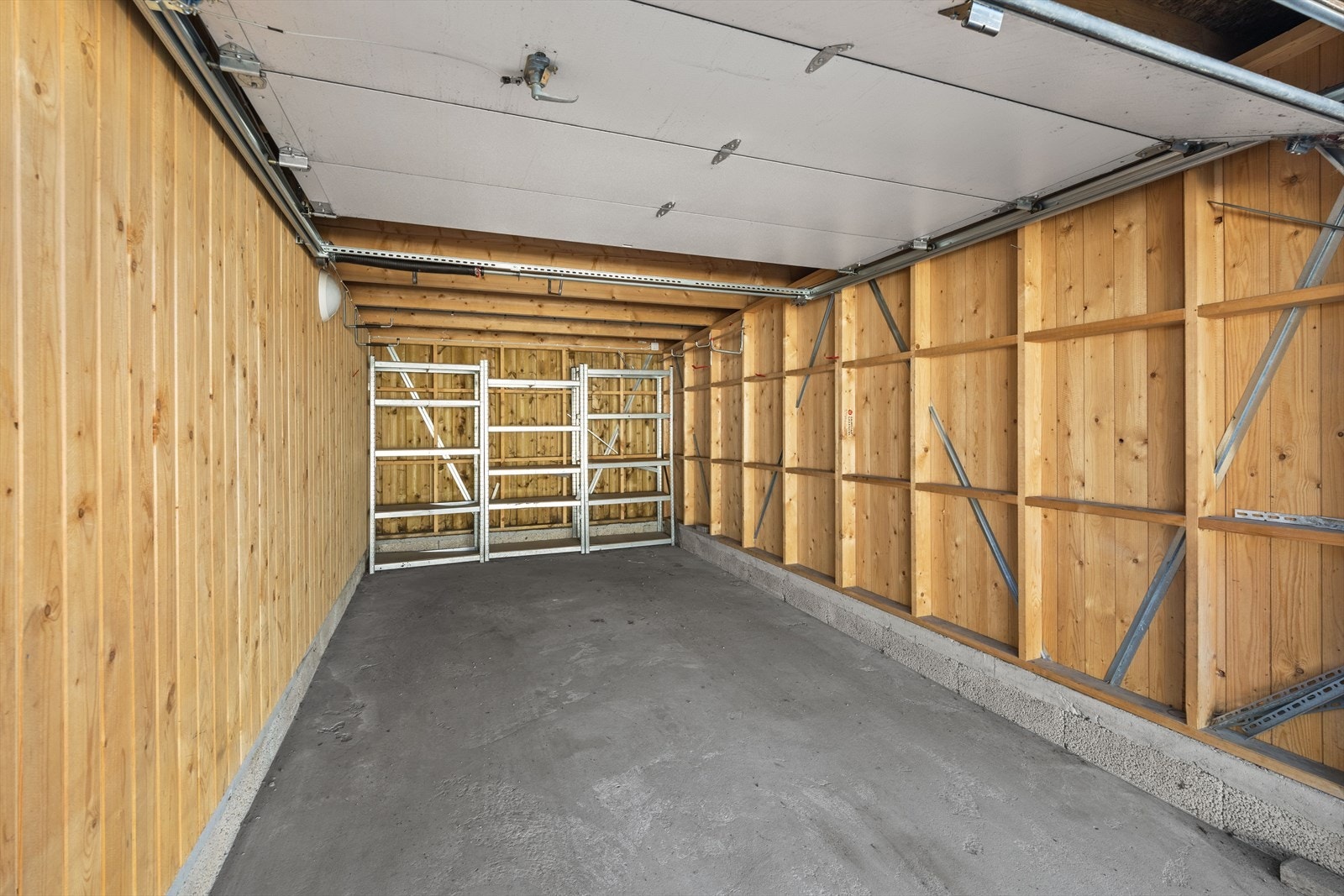 Lyse Energi har tilrettelagt for å montere elbillader på parkeringsplassen. Den fysiske elbilladeren må imidlertid ny kjøper av rekkehuset kjøpe ved å ta direkte kontakt med Lyse Energi. Galleribilde