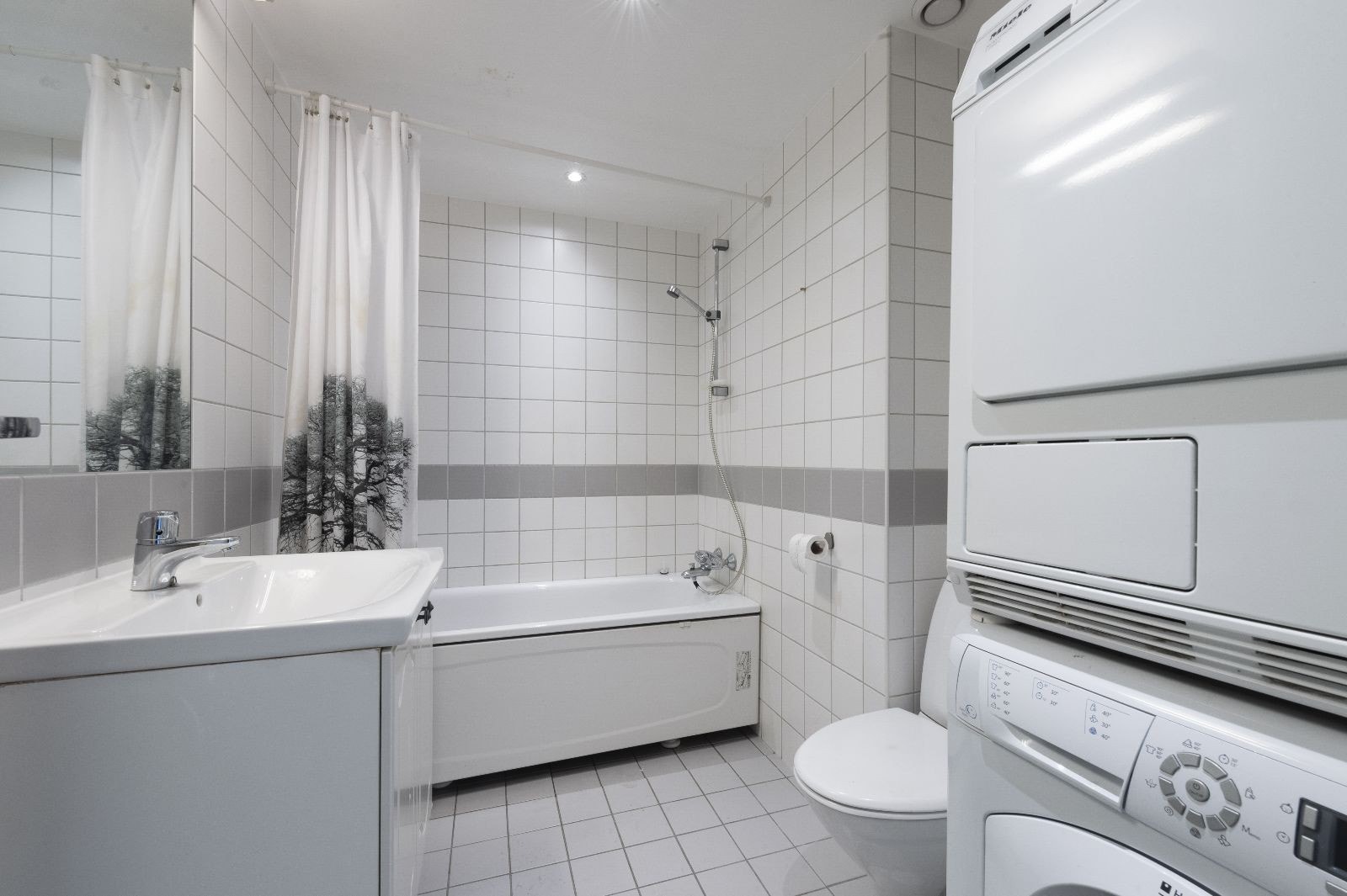 Bad med servant, WC, dusj/badekar og vaskemaskin/t.trommel. Galleribilde