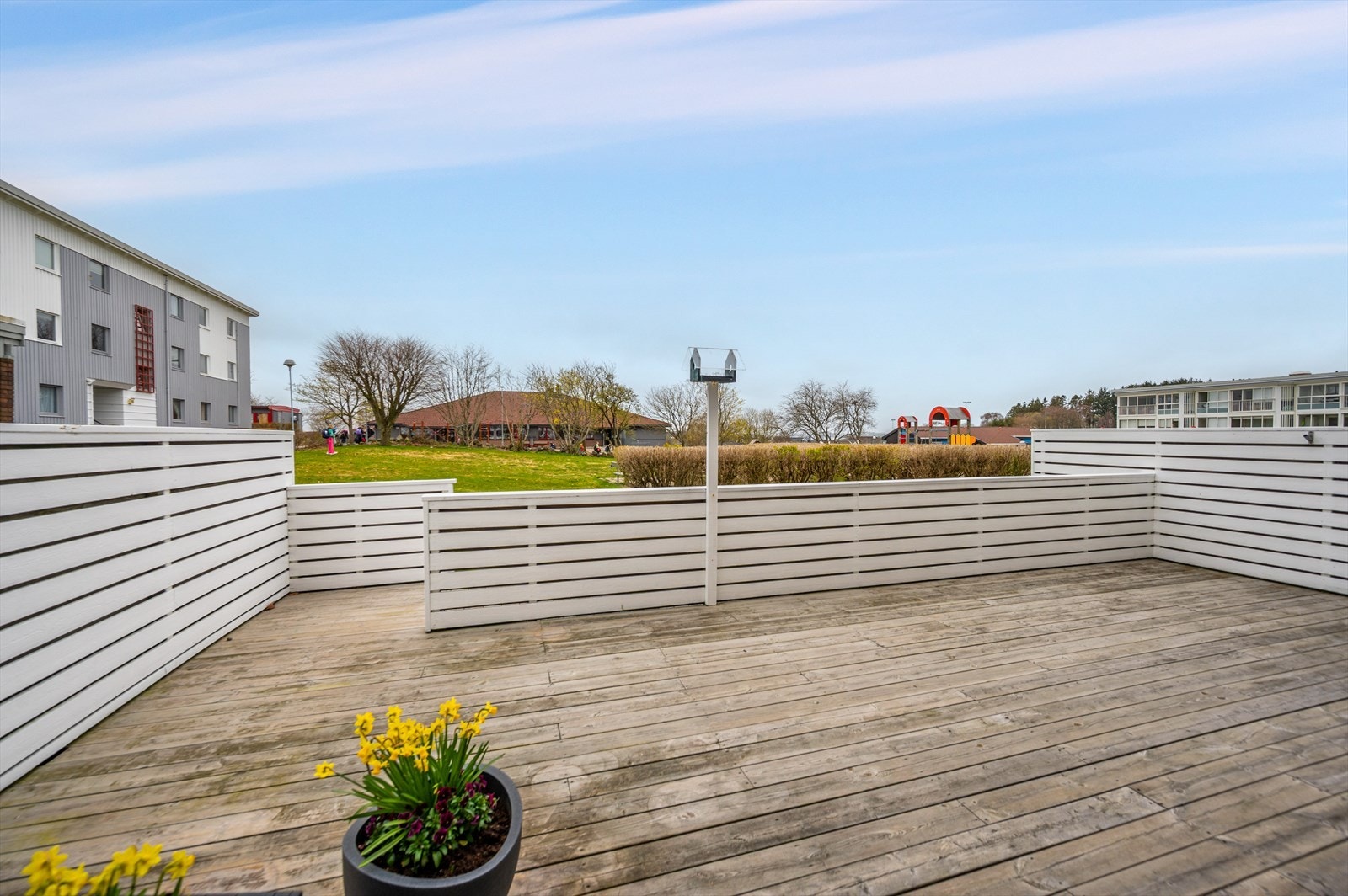 Rett utenfor verandaen venter et stort fellesområde - ideelt for både barnelek, nabo-prat og uformelle sommerfester. Galleribilde