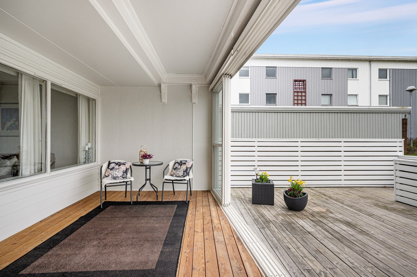 Får vi den sommeren vi drømmer om? Skyv feltene til side og gjør verandaen til et fristed i sol og varme! Galleribilde