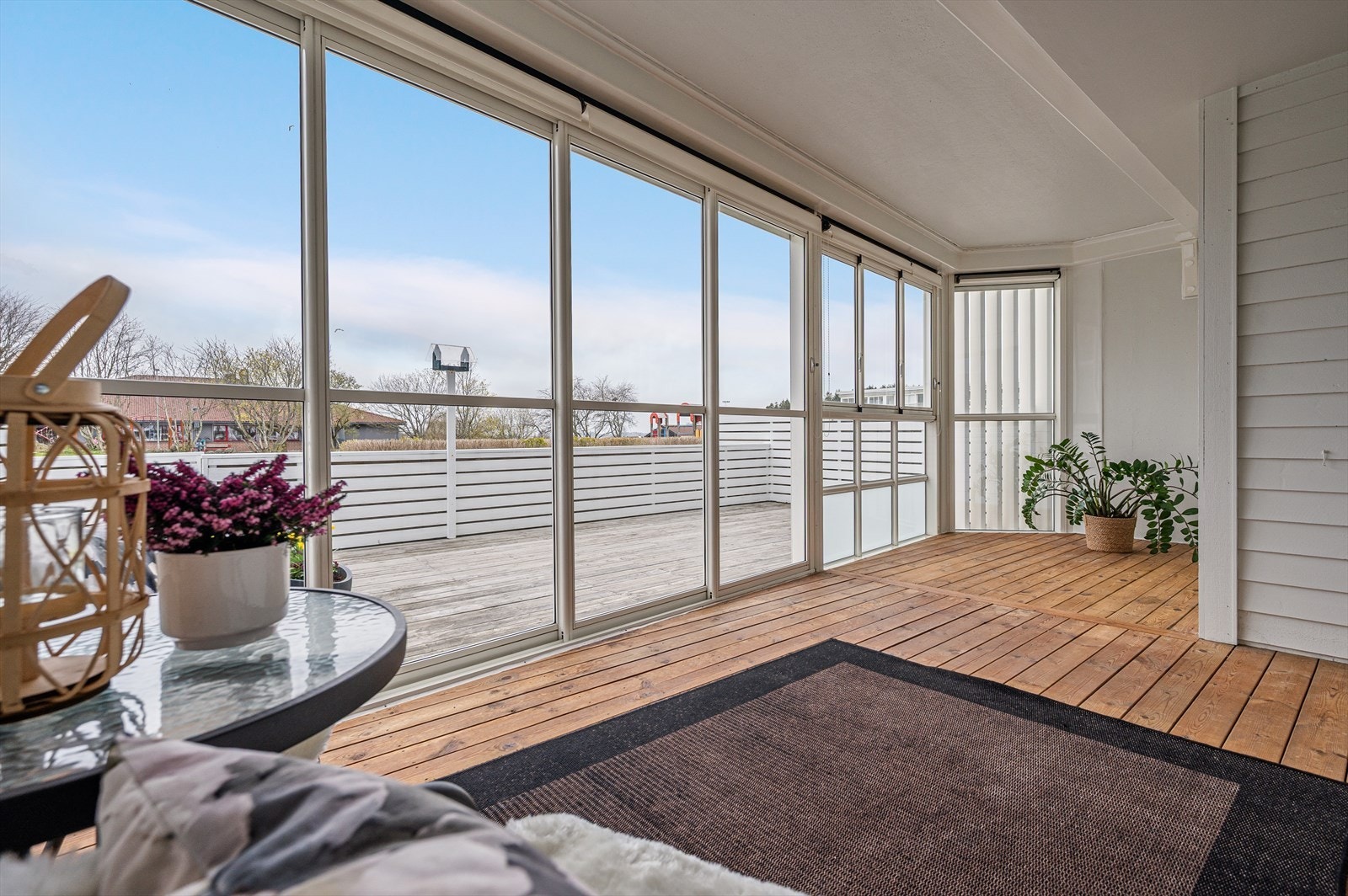 Med en innglasset veranda på 17 kvm og en åpen på 22 kvm får du fleksible uterom for alle anledninger - nyt solen ute eller trekk deg inn for lune kvelder. Galleribilde