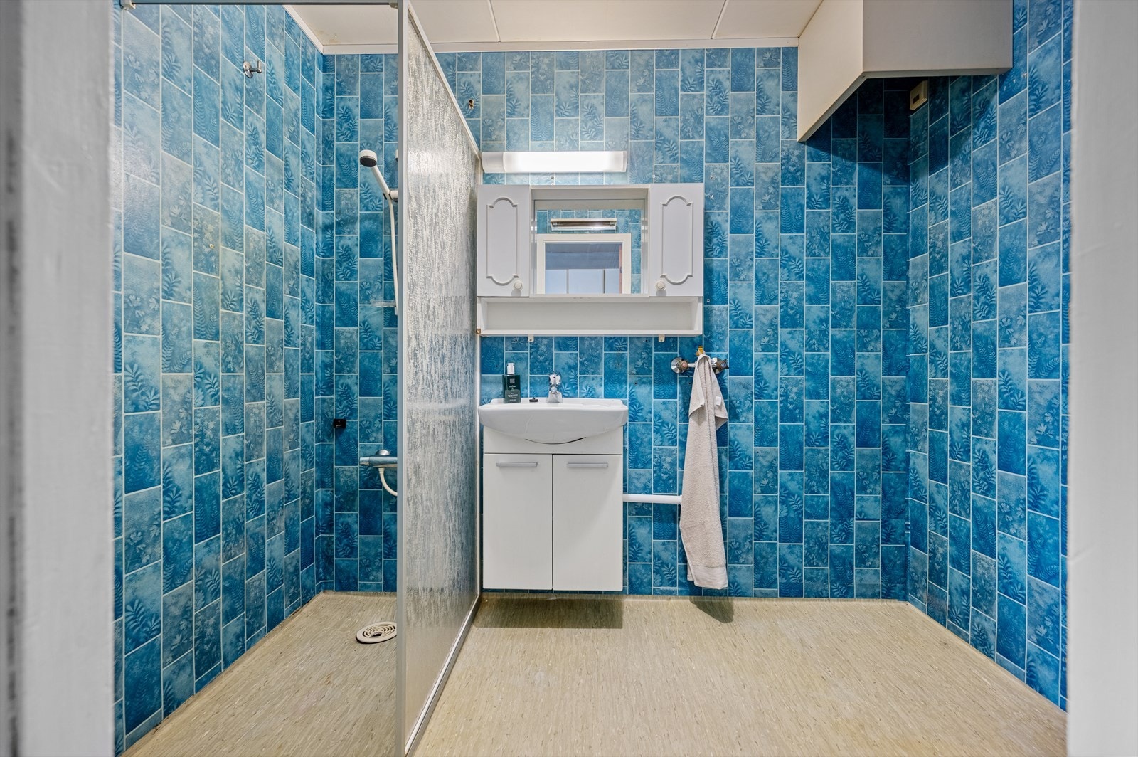 Wow, det var badet sitt det! Med den blåfargen er det lett å tro man er på sjøen. Men for å være ærlig, her kan totalrenovering være en god idé ;) Galleribilde
