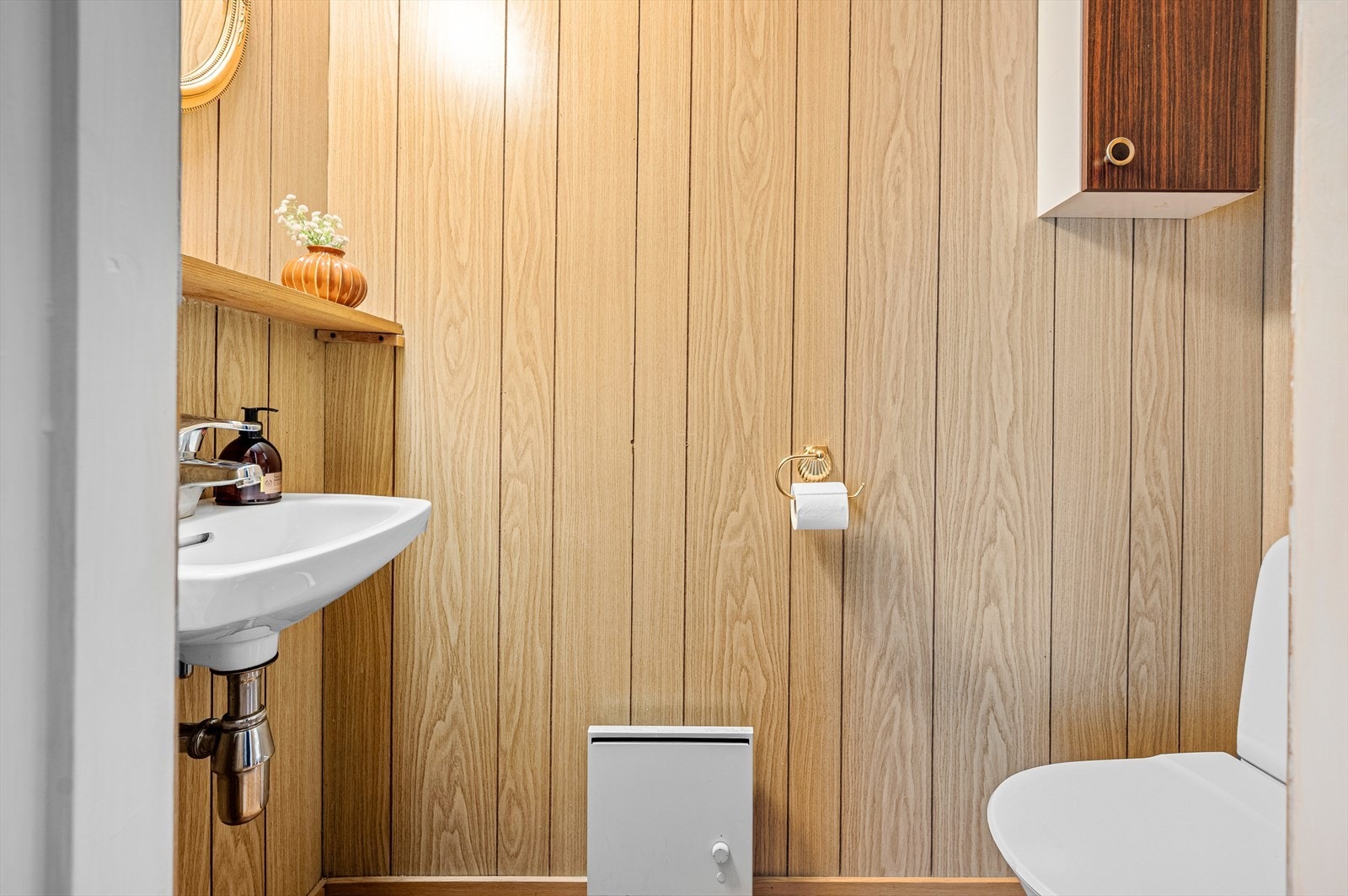 Separat toalettrom - perfekt for å holde badet ditt privat når gjestene er på besøk. Galleribilde