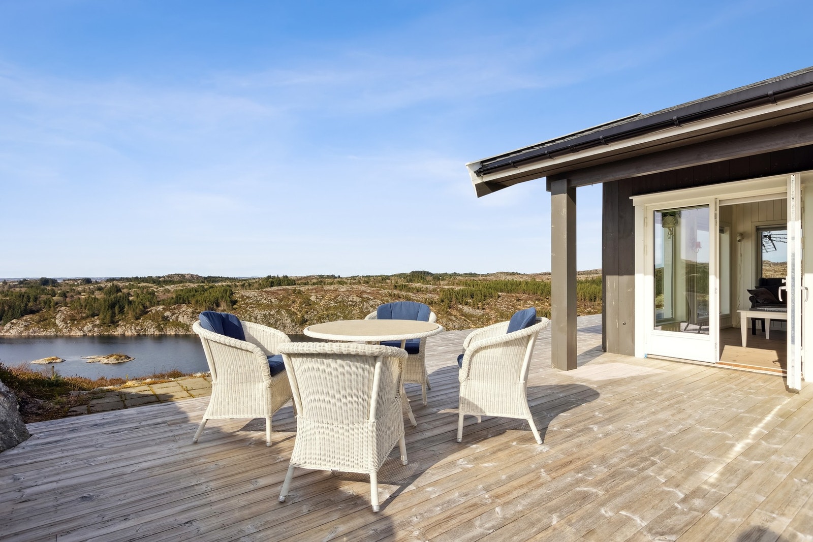 Terrassen kan enkelt møbleres i ulike soner. Her kan man nyte fine sommerkvelder! Galleribilde