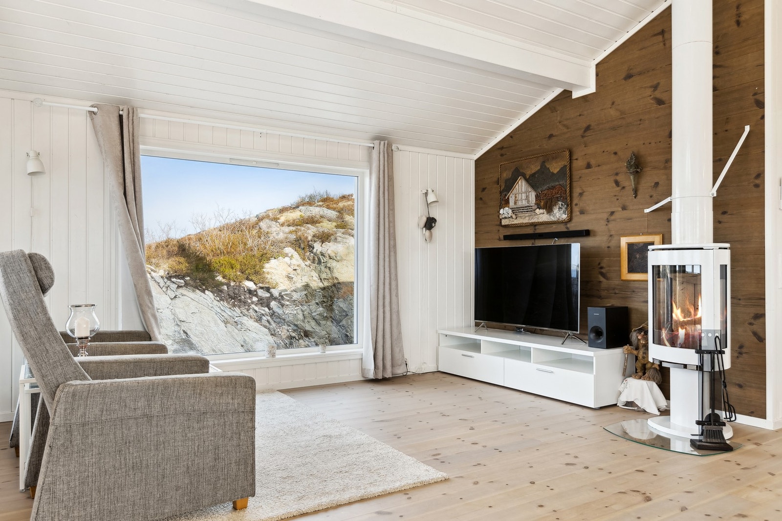 Stuen byr på god møbleringsfrihet og kan enkelt innredes i ulike soner. Galleribilde