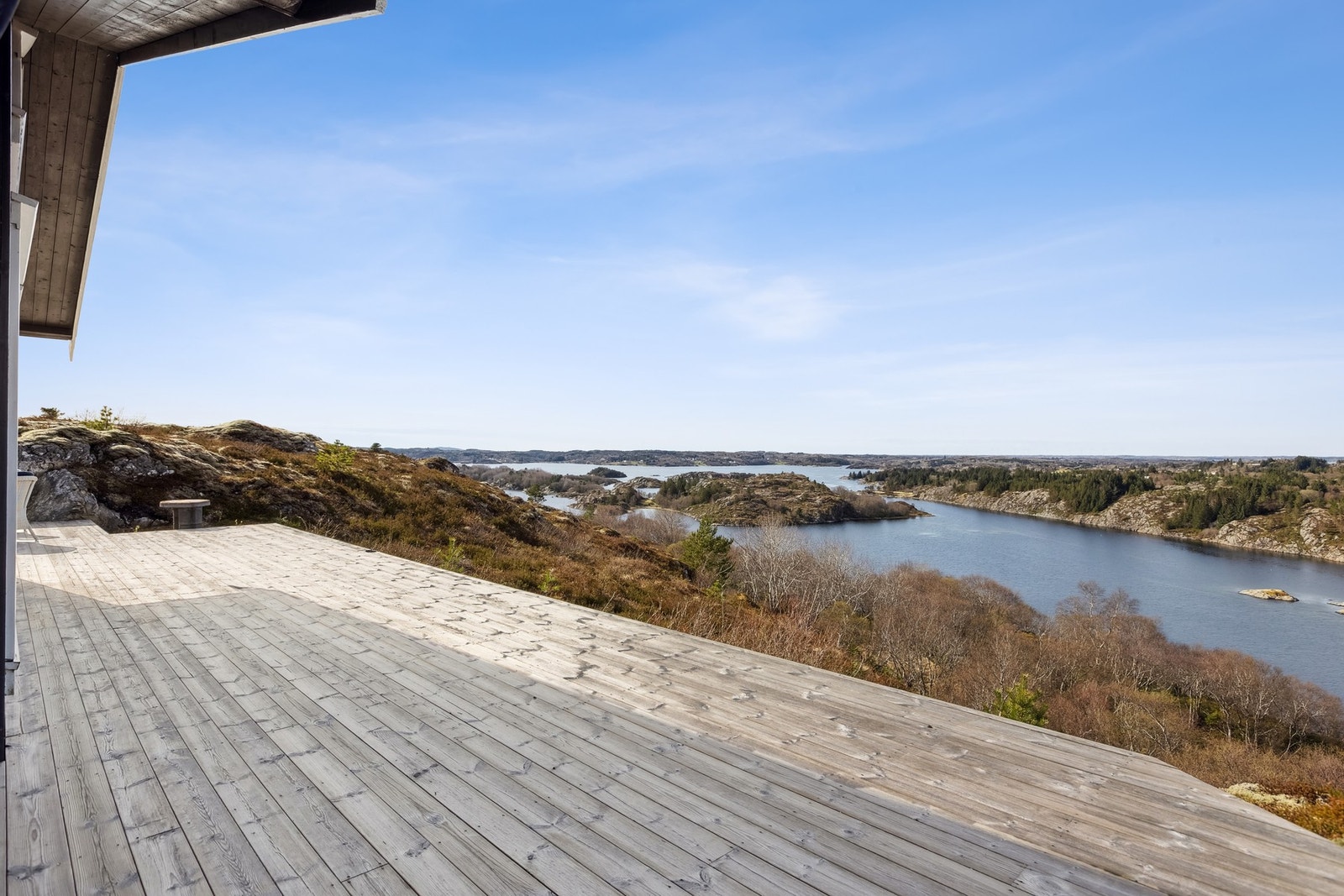 Fra terrassen har man fantastisk utsikt over sjø og naturområder. Galleribilde