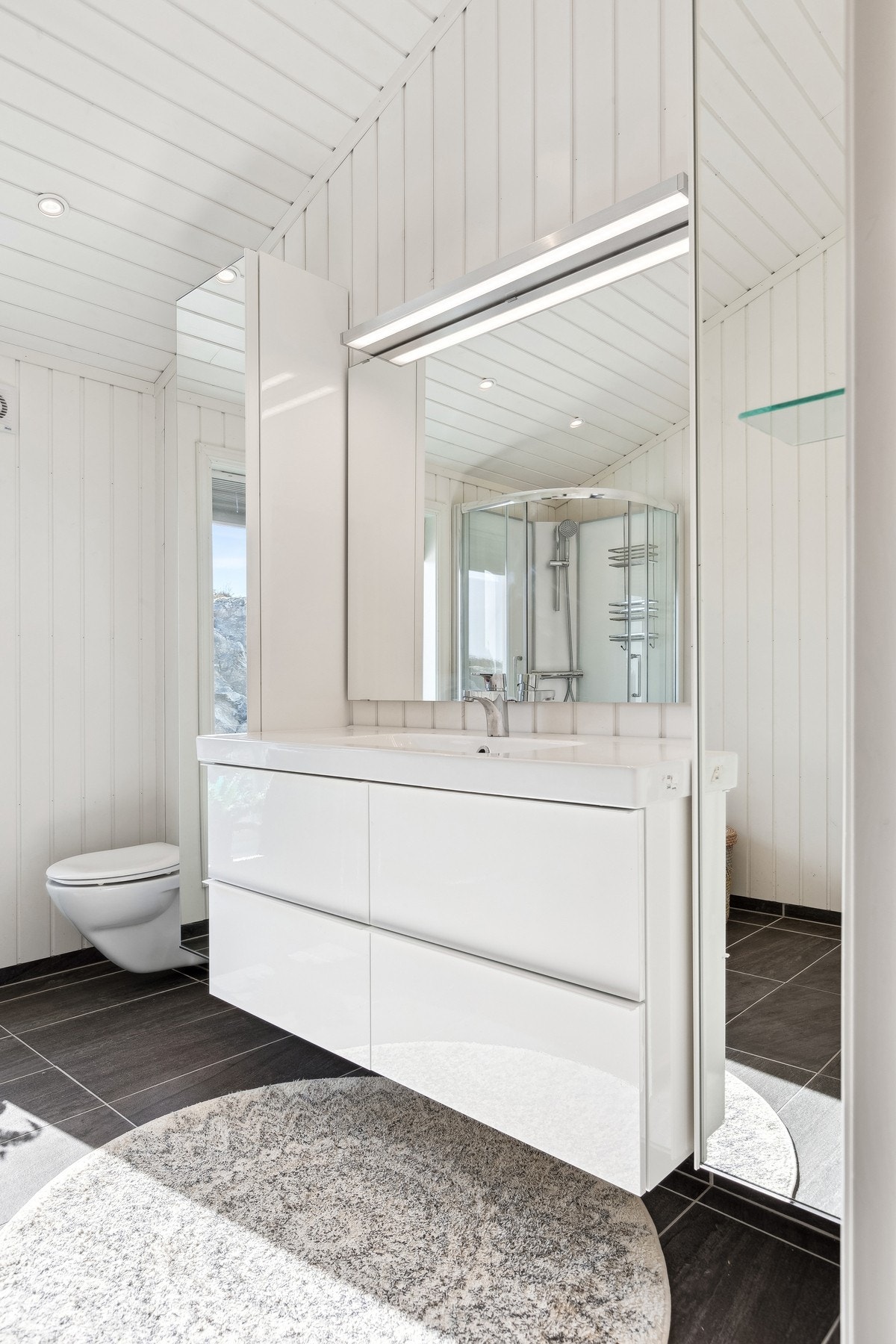 Den store servantinnredningen og skapene sørger for rikelig med oppbevaringsplass. Galleribilde