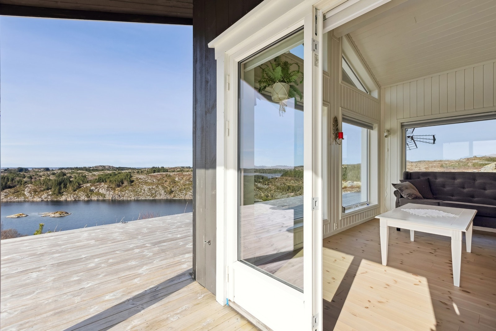 Fra stuen har du direkte utgang til en stor terrasse som blir en naturlig forlengelse av stuen på fine sommerdager. Galleribilde