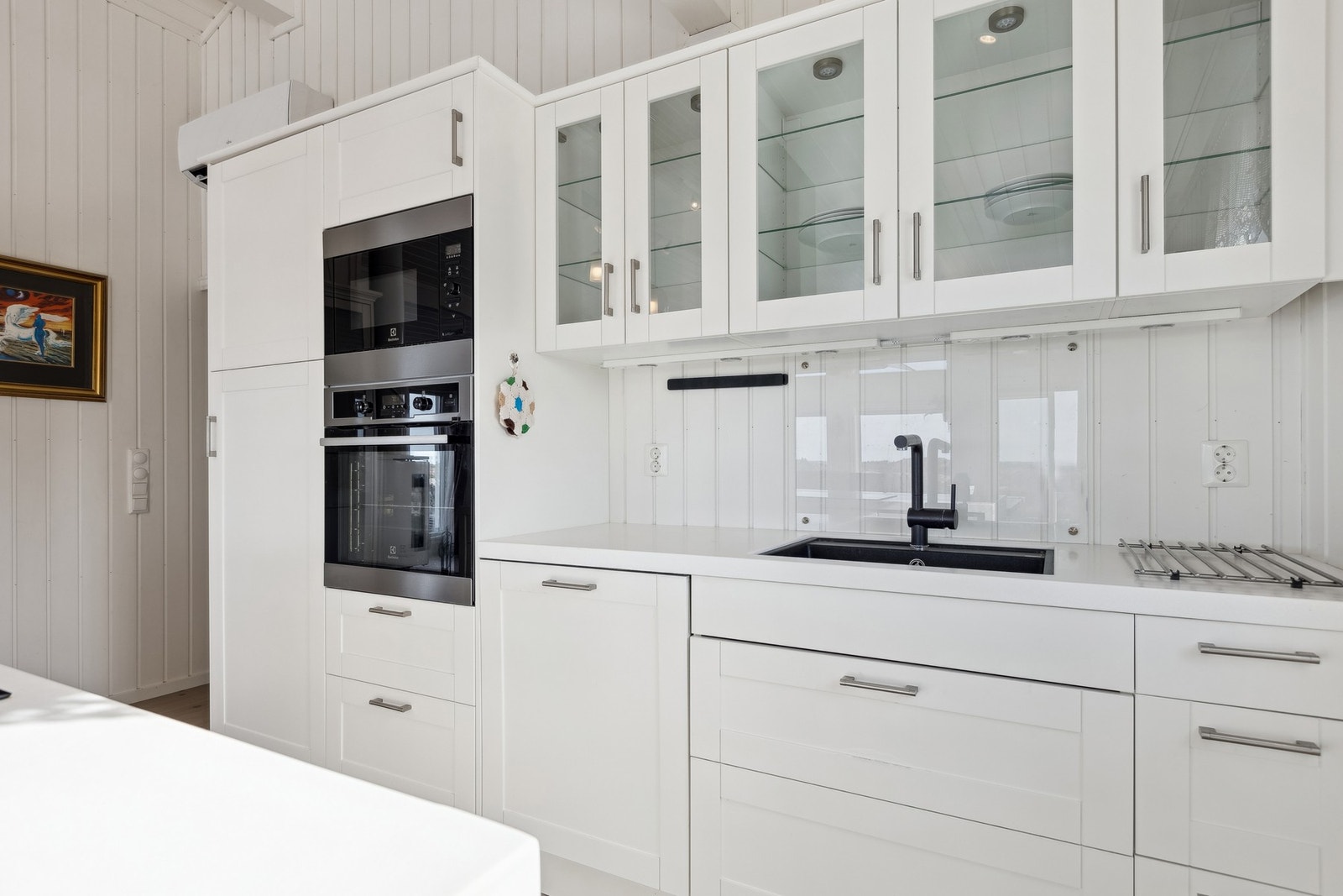 Innredningen er stilren og funksjonell, med god skapplass og gjennomtenkte løsninger. Galleribilde