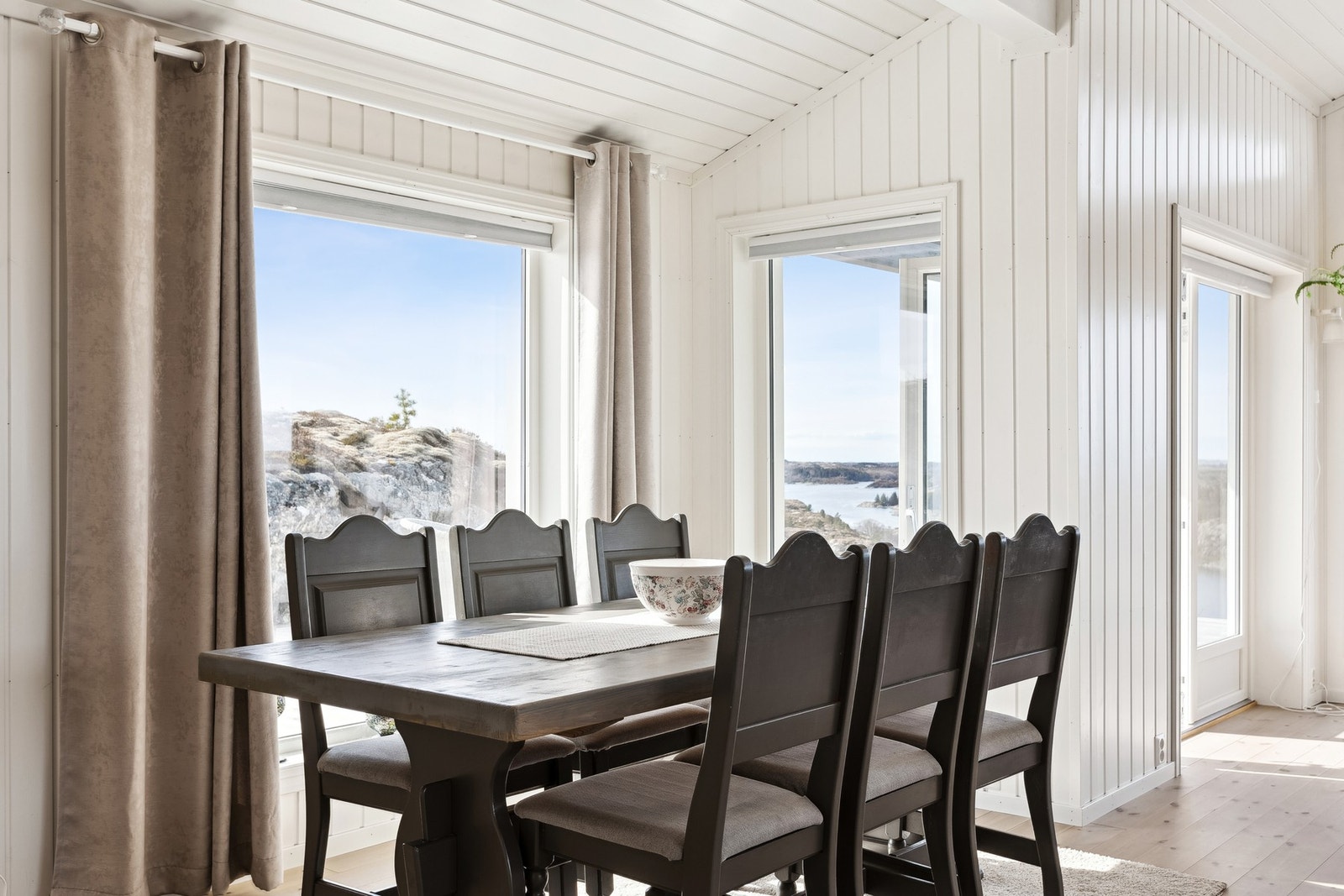 Stuen er naturlig inndelt i ulike brukssoner, og det passer utmerket å innrede med spisebord utenfor kjøkkenet. Galleribilde