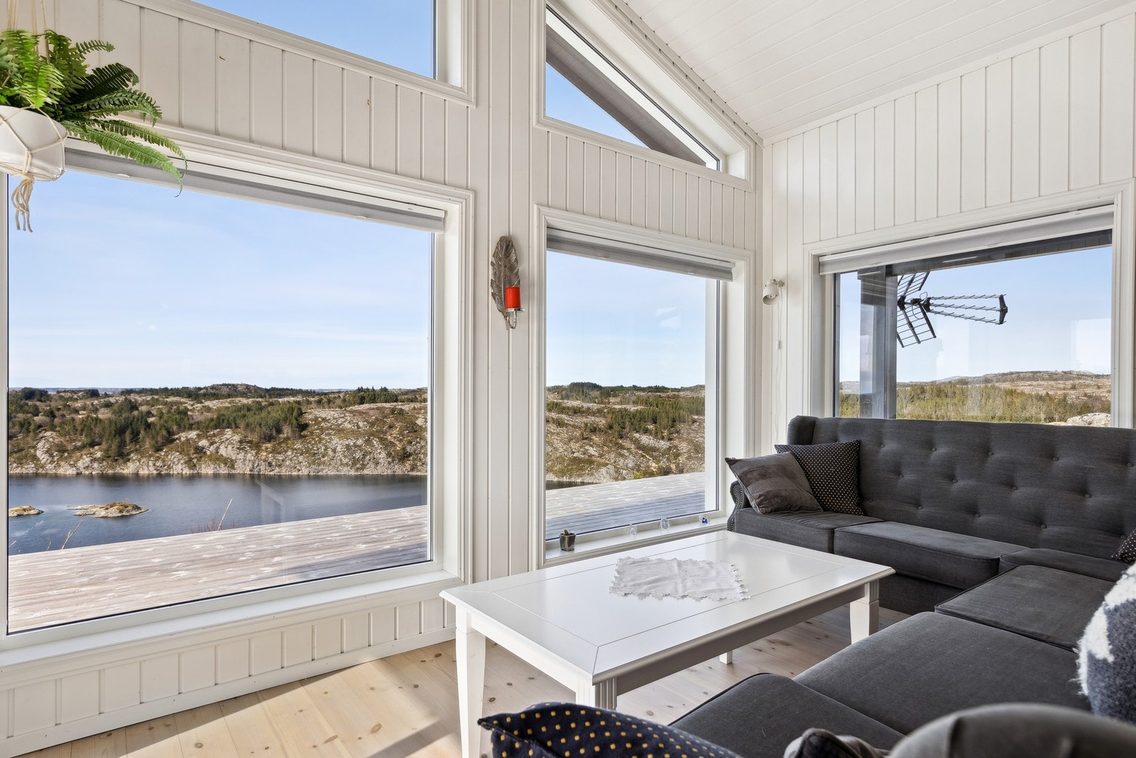 Fra stuen har man nydelig utsyn mot sjø og natur. Galleribilde