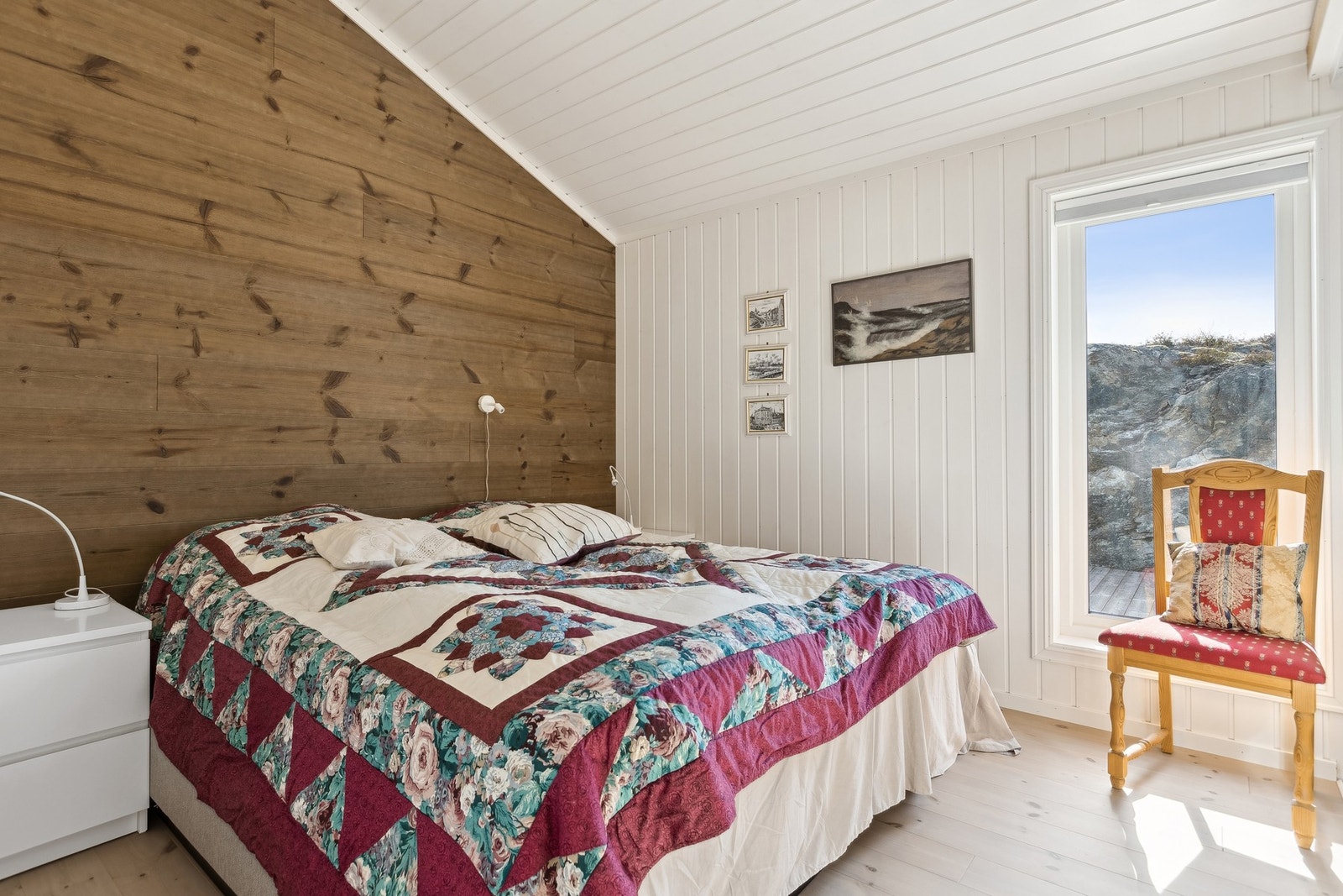 Hovedsoverommet har god plass til både dobbeltseng og tilhørende møblement. Galleribilde