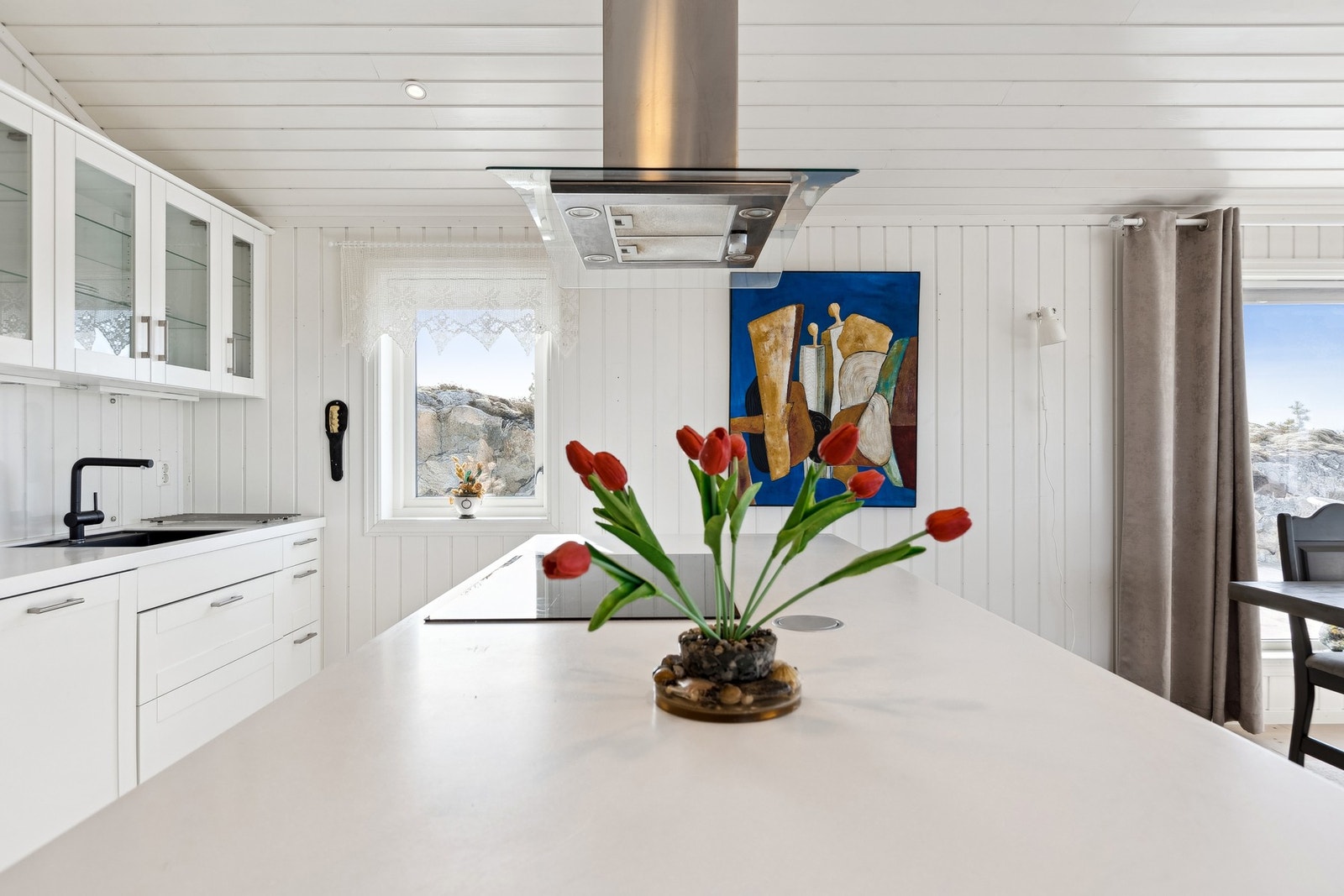 Store vinduer slipper inn mye lys og gjør at kjøkkenet oppleves lyst og luftig. Galleribilde