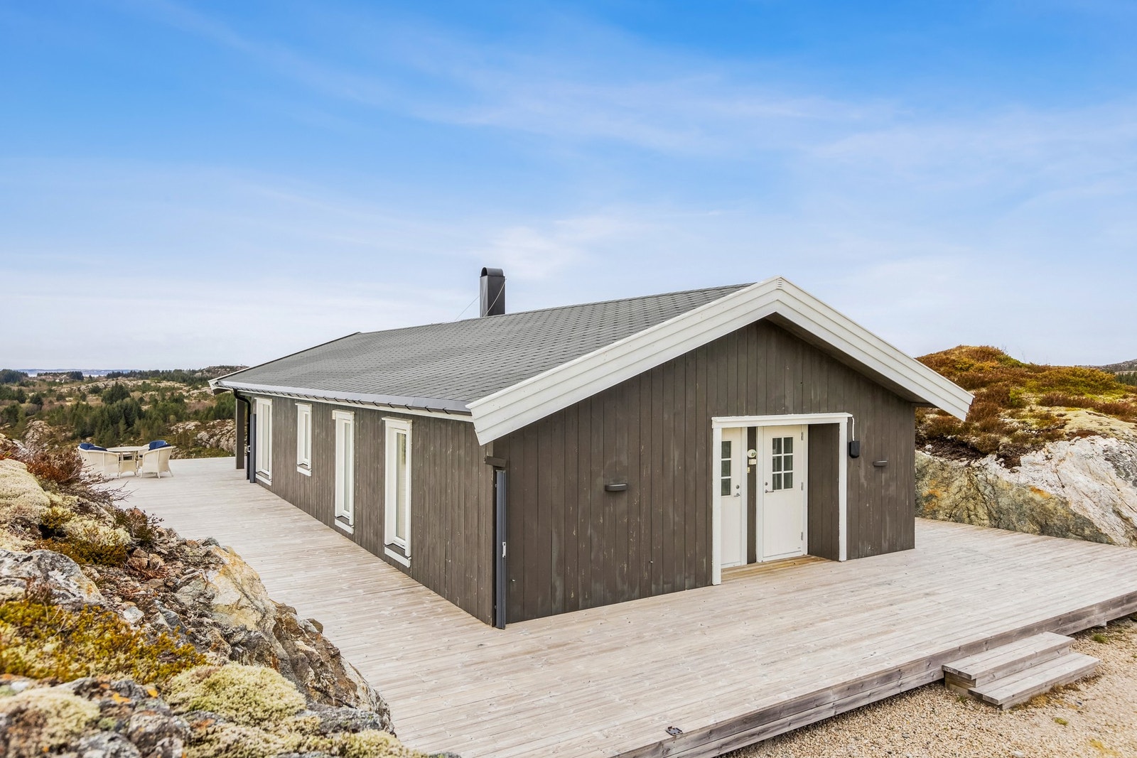 Hytta ble oppført i 2017 og fremstår som moderne, innbydende og godt vedlikeholdt. Galleribilde