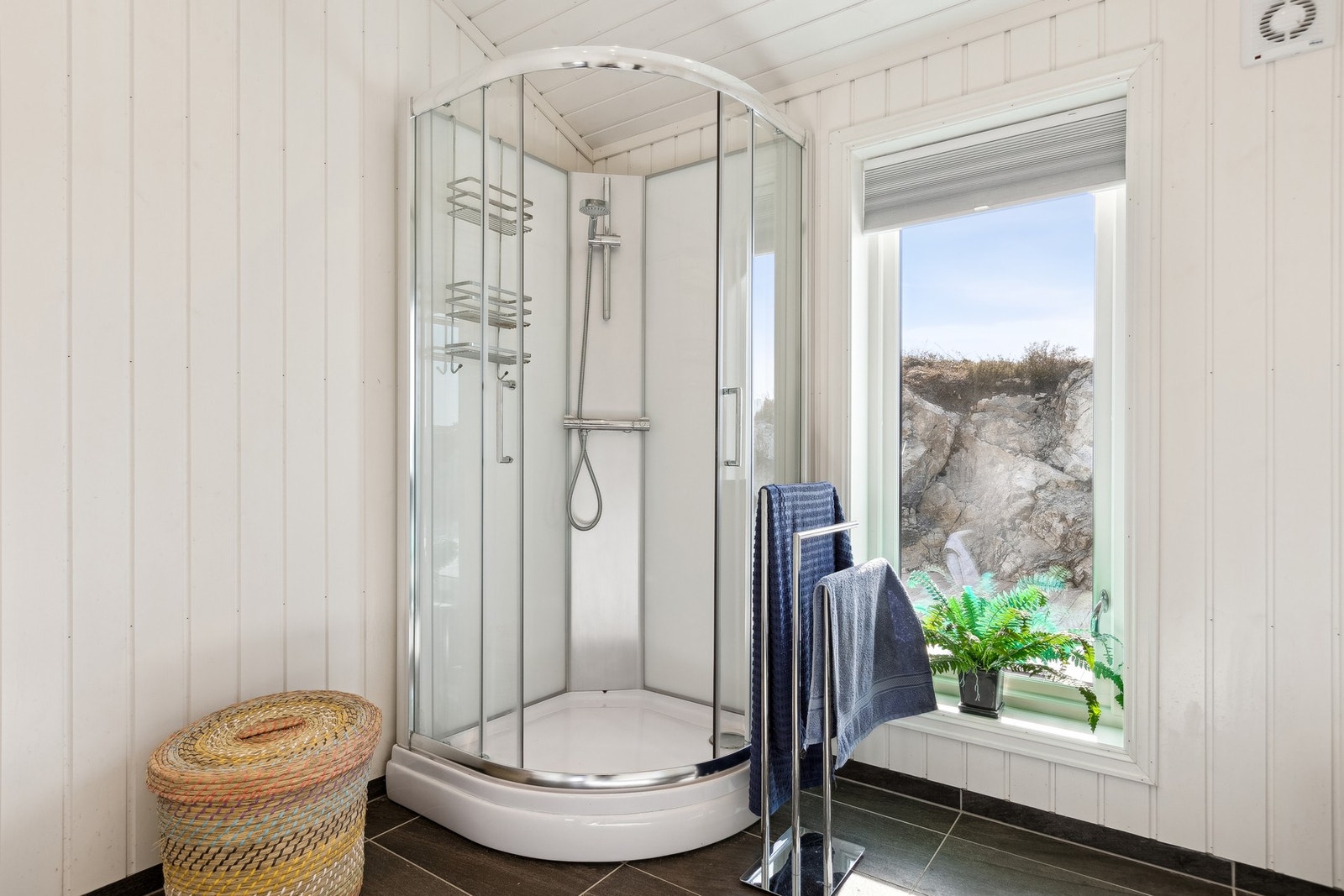 Badet har også downlights i himling og et stort vindu som sørger for godt med naturlig lys. Galleribilde