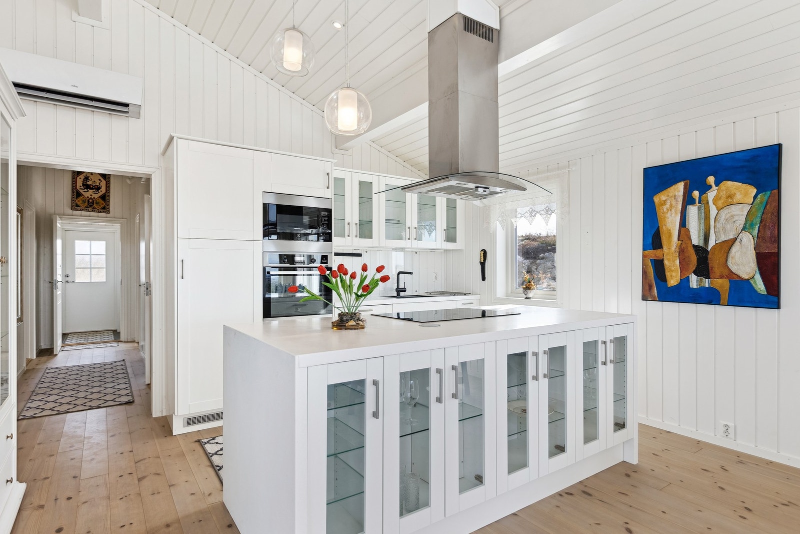 Innredningen er gjennomført med benkeplass, og det er integrerte hvitevarer som gjør matlagingen enkel og effektiv. Galleribilde