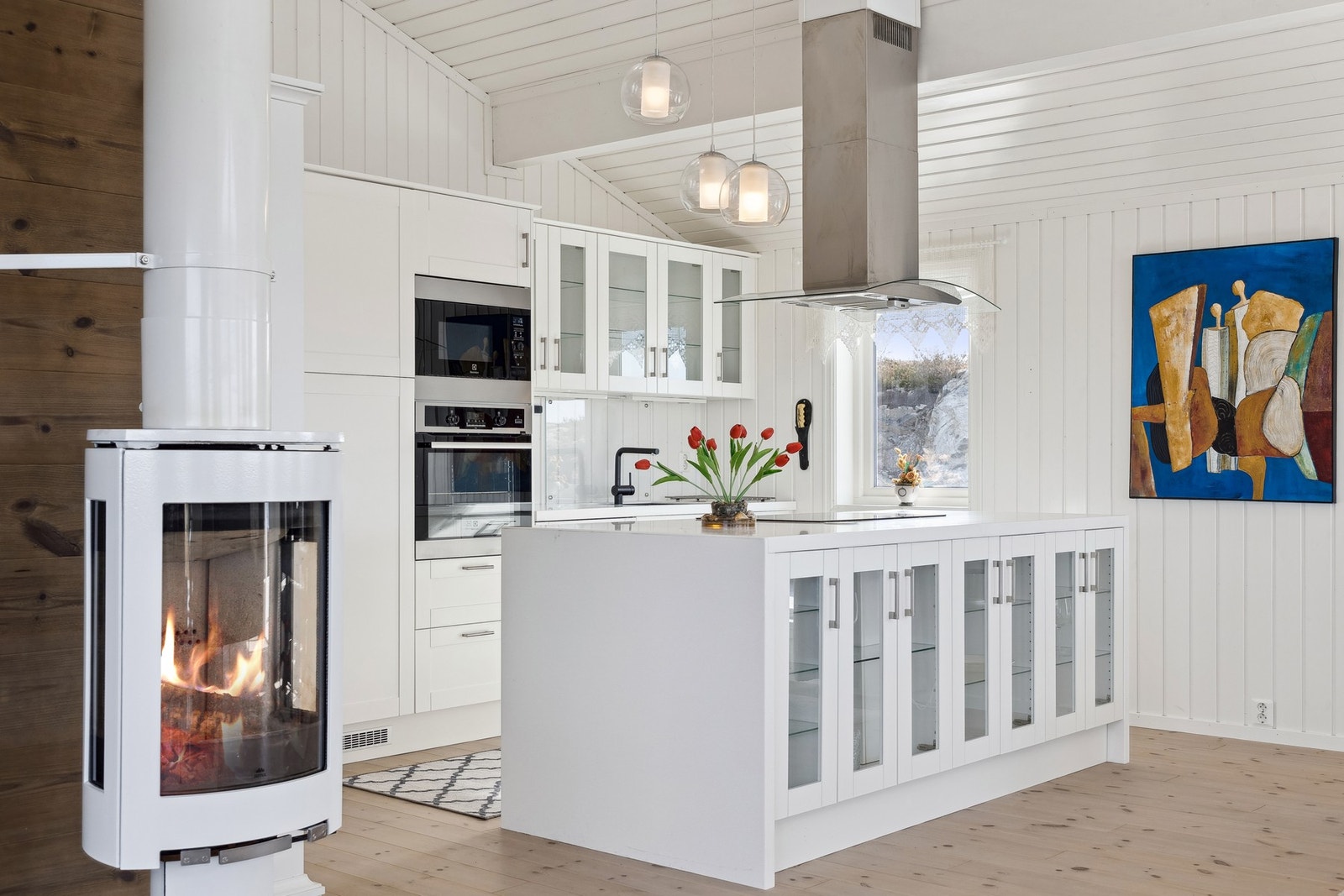 I stuen har man peisovn som varmer godt på kaldere dager. Galleribilde