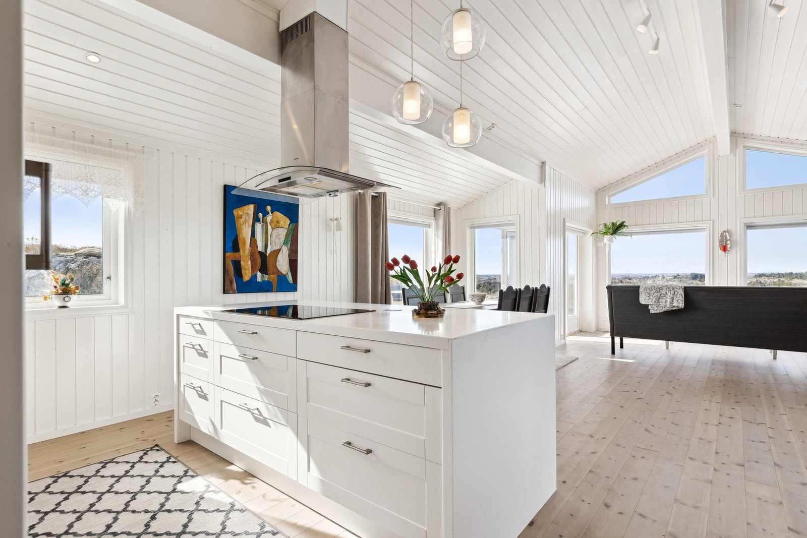 Kjøkkenet er utstyrt med en kjøkkenøy som kan brukes til både matlaging og sosialt samvær. Galleribilde