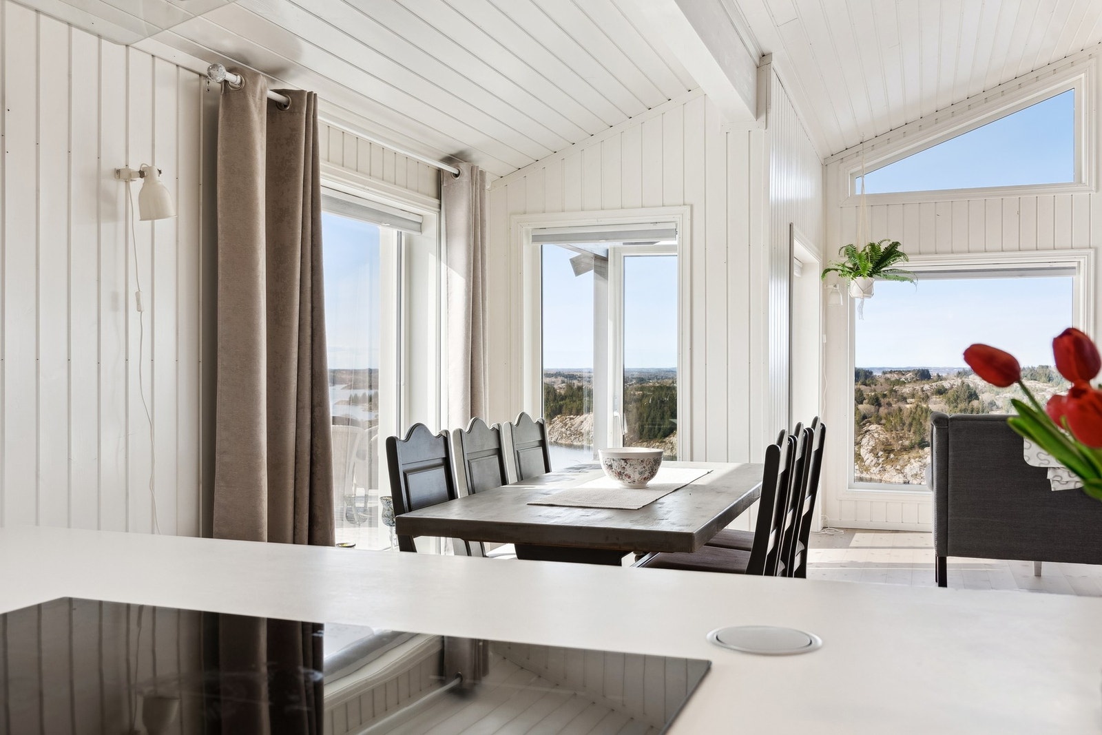 Kjøkkenøyen skaper et naturlig skille mot spisestuen. Galleribilde