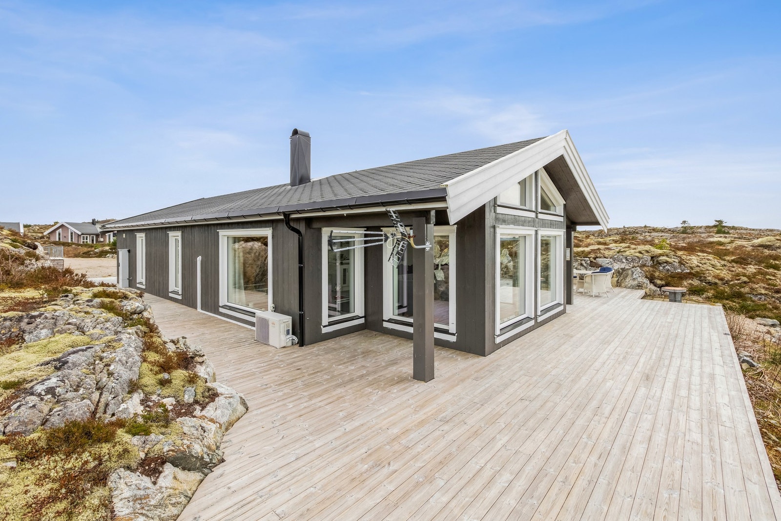 Terrassen måler ca. 188 kvm og strekker seg rundt hele boligen. Galleribilde