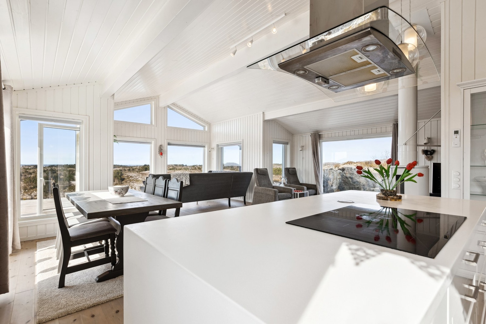 Lys og åpen stue med god takhøyde og store vindusflater som gir rikelig med naturlig lys. Galleribilde