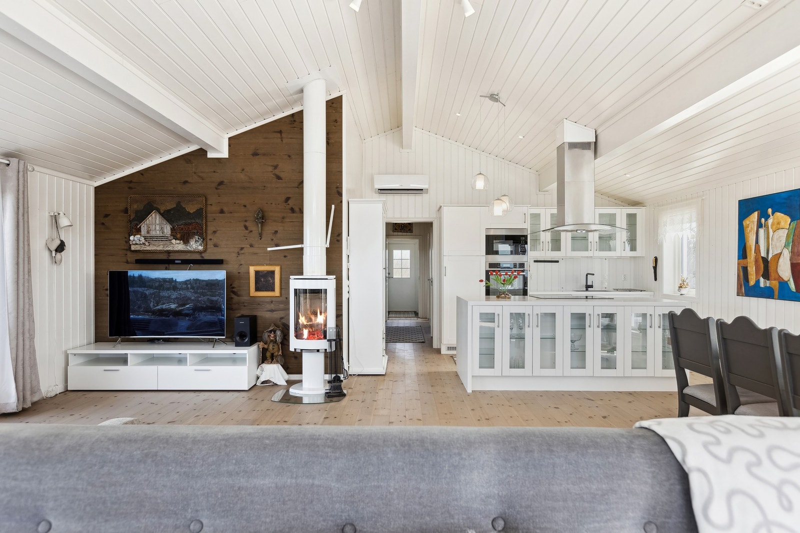 Planløsningen er åpen og funksjonell, med gode løsninger for både avslapning og sosiale sammenkomster. Galleribilde