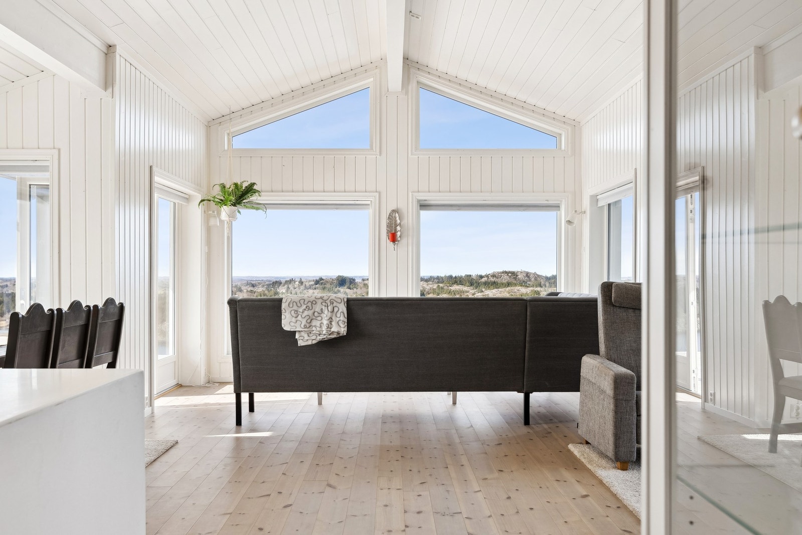 Vinduer i flere himmelretninger sørger for herlig dagslys og fint utsyn. Galleribilde