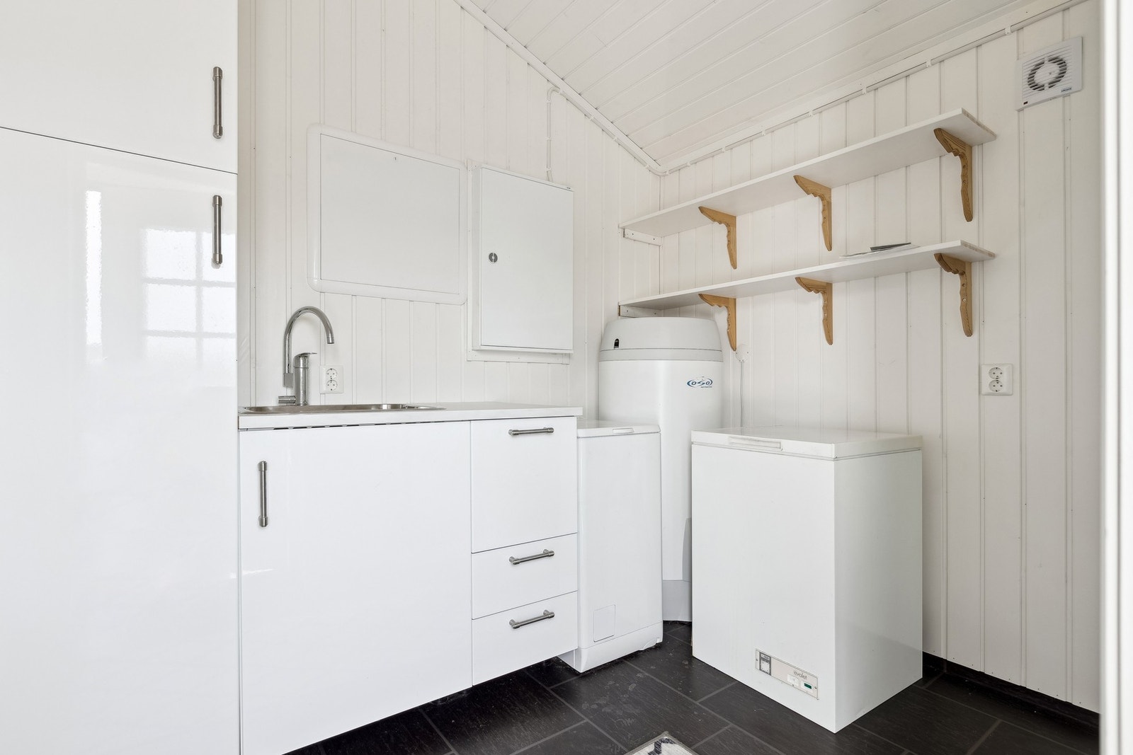 Boligen har et teknisk rom med adkomst både fra entréen og direkte fra utsiden. Galleribilde