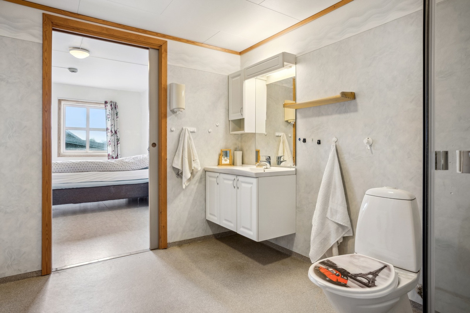 Badet er utstyrt med baderomsinnredning, dusjplass og toalett Galleribilde