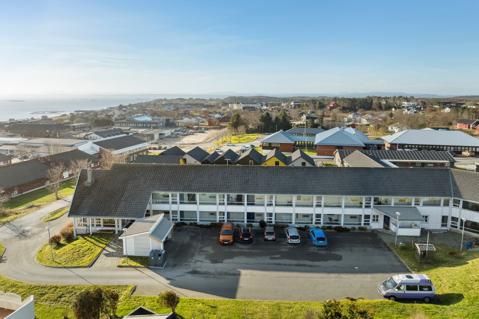 Gangavstand til blant annet lege, tannlege, dagligvarebutikker, kjøpesentra m.m. Galleribilde