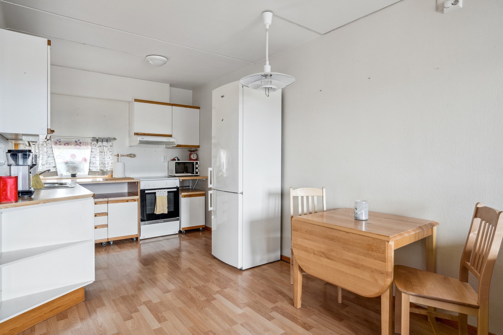Kjøkken - Plass til lite spisebord Galleribilde