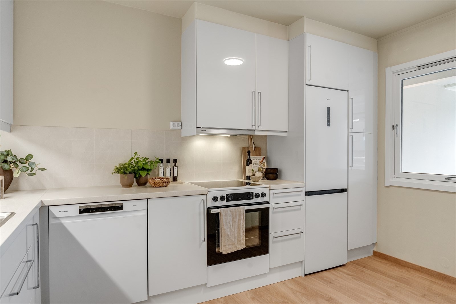 Kjøkkenet er nyere og alle hvitevarer er fra 2025. Disse medfølger i handelen. Galleribilde