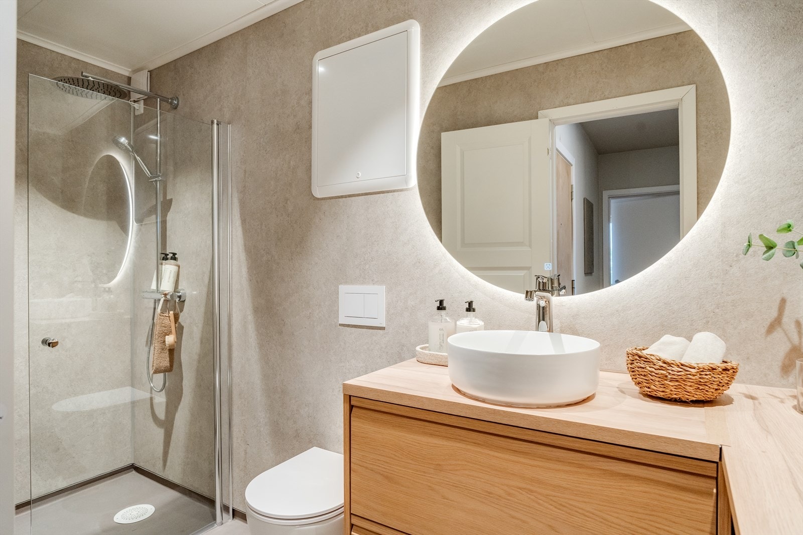 Lekkert nyoppusset og utvidet baderom med dusj, wc, seksjon og opplegg for vaskemaskin. Galleribilde