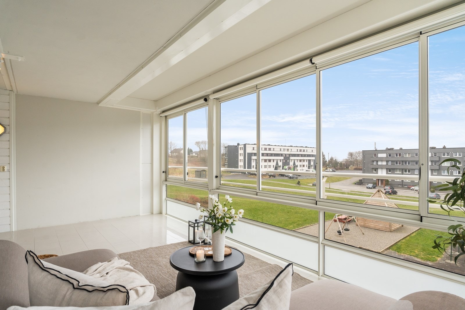 Stor innglasset balkong mot vest hvor man kan åpne helt opp om ønskelig. Galleribilde