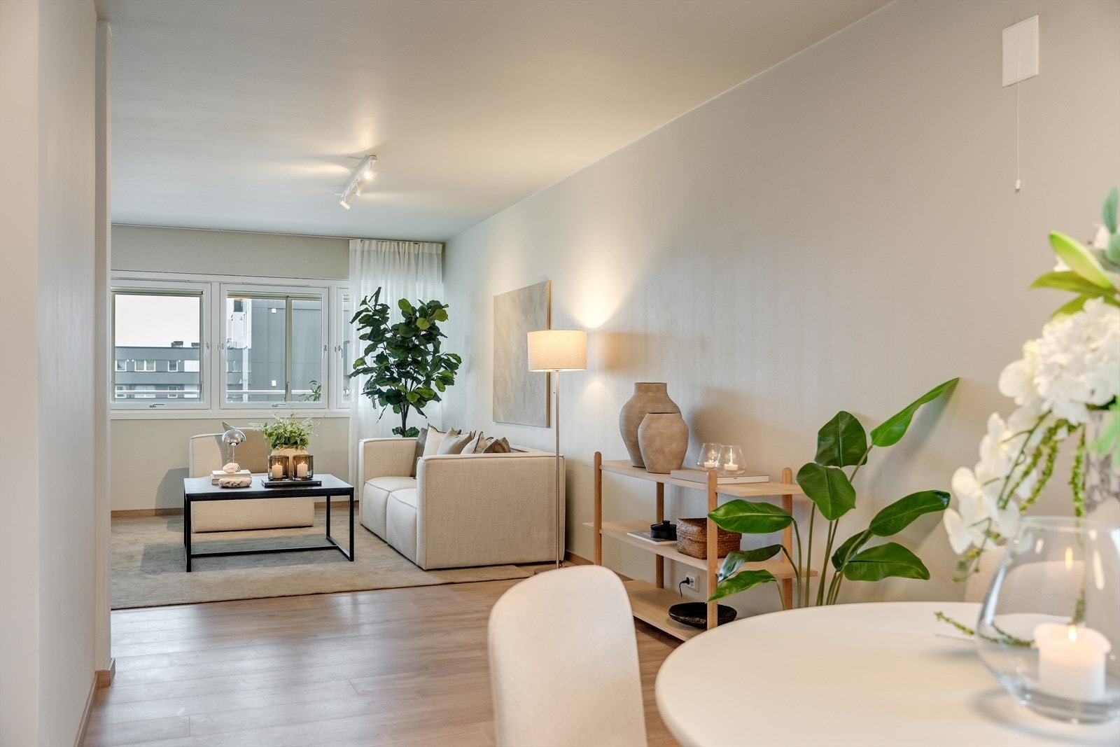 En betydelig oppgradert leilighet i byggets 3 etasje med god parkering og elbil-lader. Galleribilde