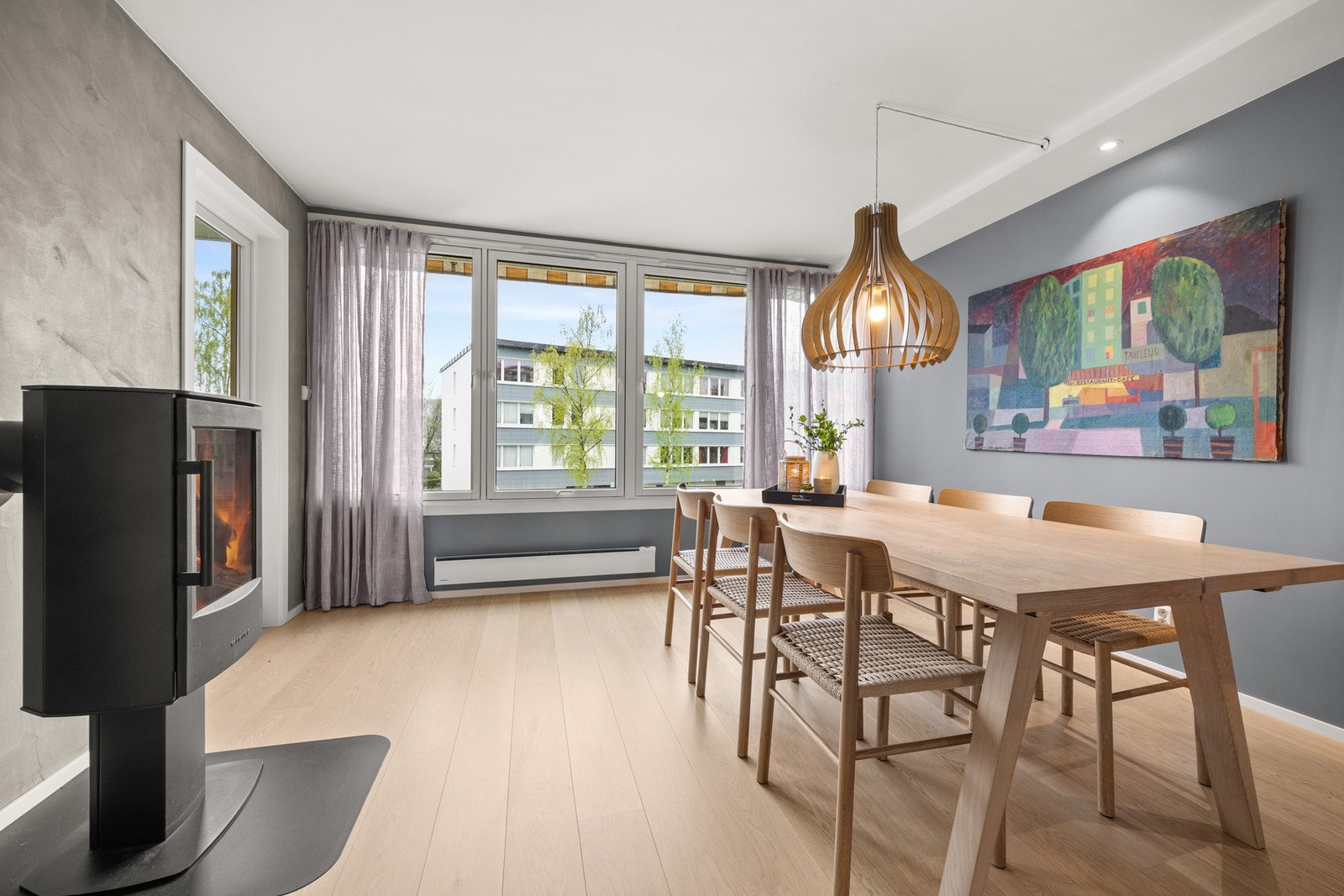 Fra stuen er det videre tilgang til boligens spisestuedel. Galleribilde