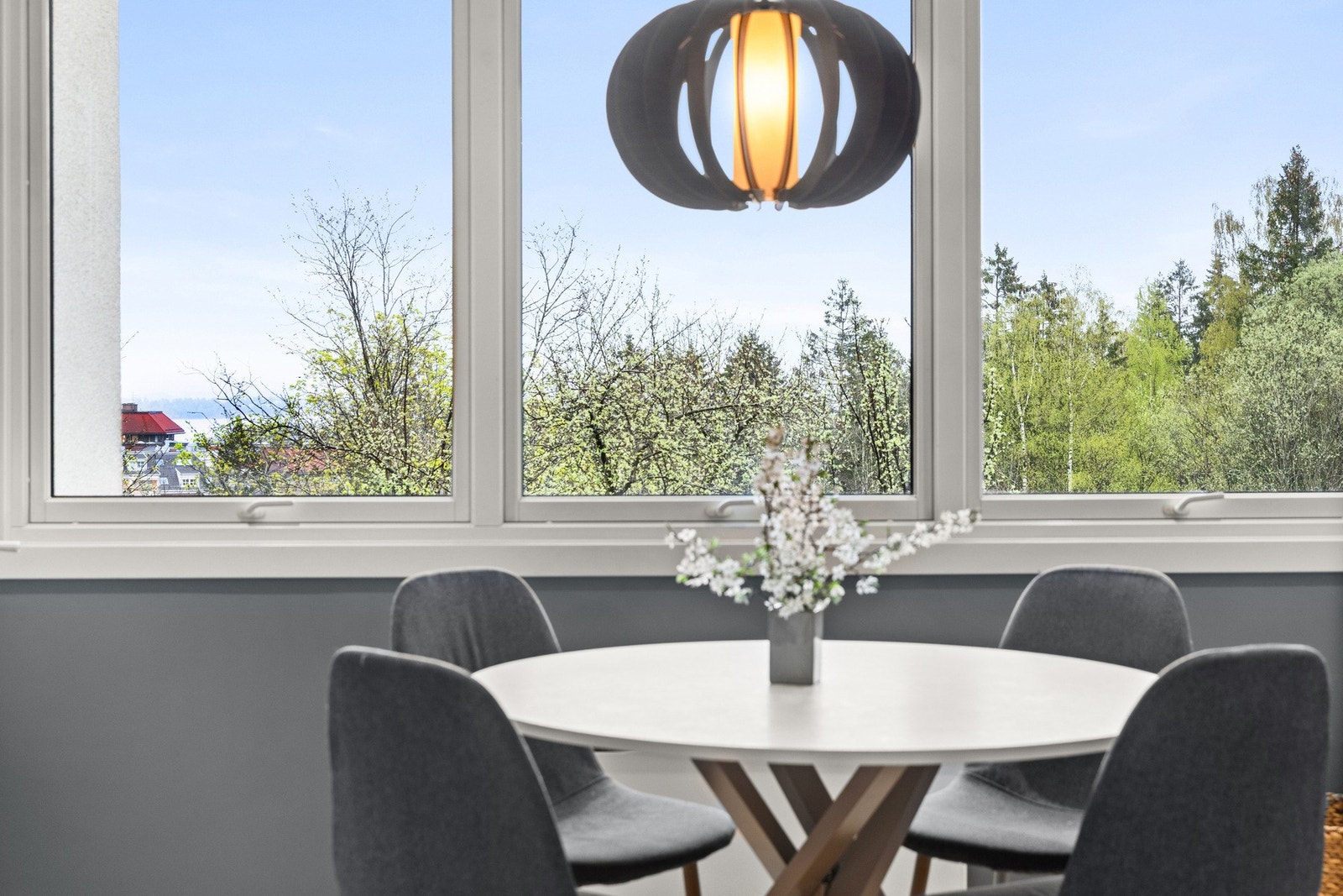 Utsikt fra spiseplassen ved kjøkkenet. Galleribilde