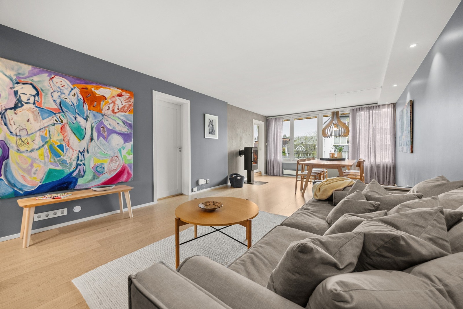 Her er det bl.a. god plass til sofa, tv-benk eller annen ønsket innredning. Galleribilde