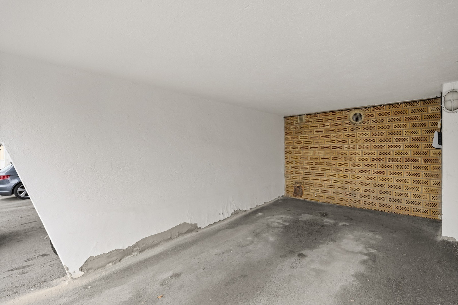 Parkering i carport like ved inngangspartiet tilhører boligen. Galleribilde