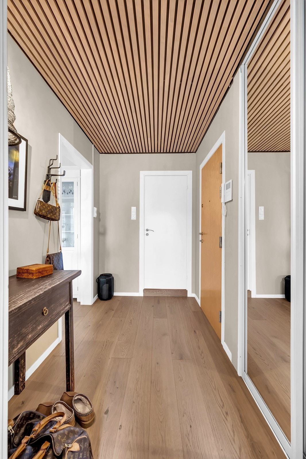Entréen er av god størrelse med muligheter for diverse oppbevaringsløsninger. Spilene i himlingen bidrar til å sette et moderne preg på leiligheten. Galleribilde