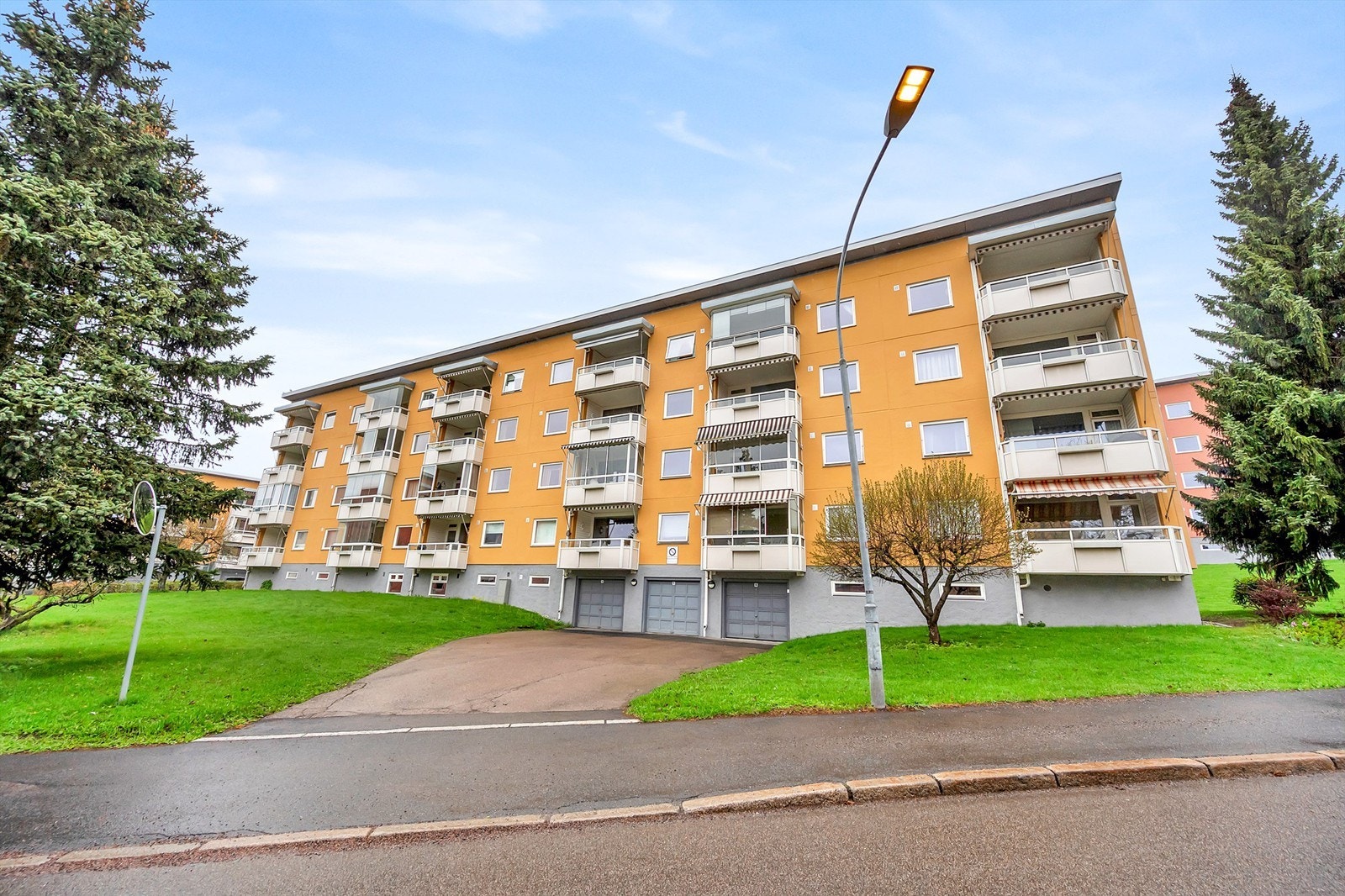 Fasade mot vest. Galleribilde