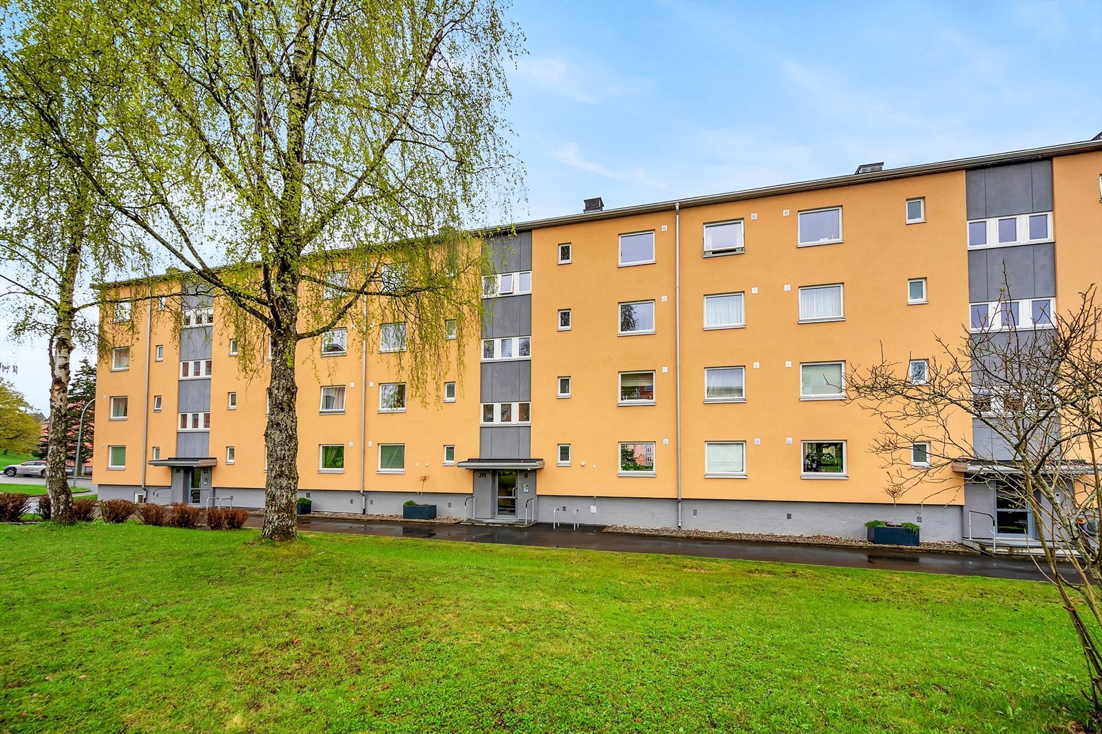 Fasade/inngangsparti. Merk at denne er snudd vekk fra bilvei, med et større grøntareal foran. Galleribilde