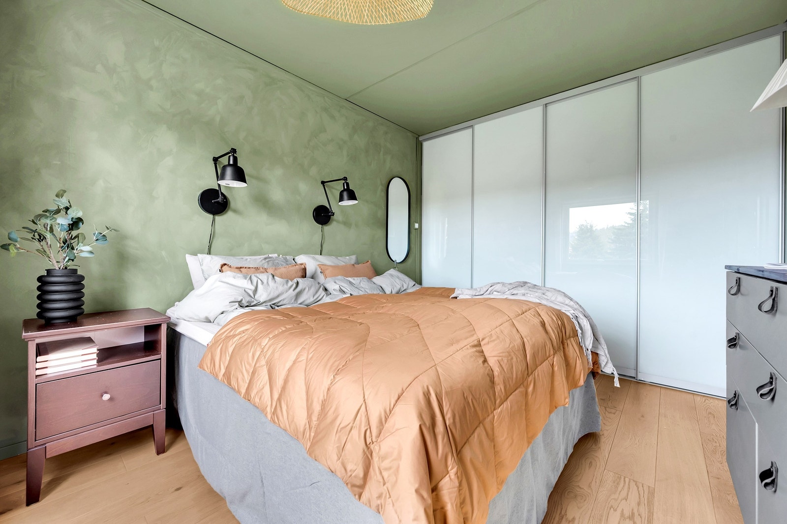 Praktisk garderobeløsning på rommet, med walk-in closet. Galleribilde