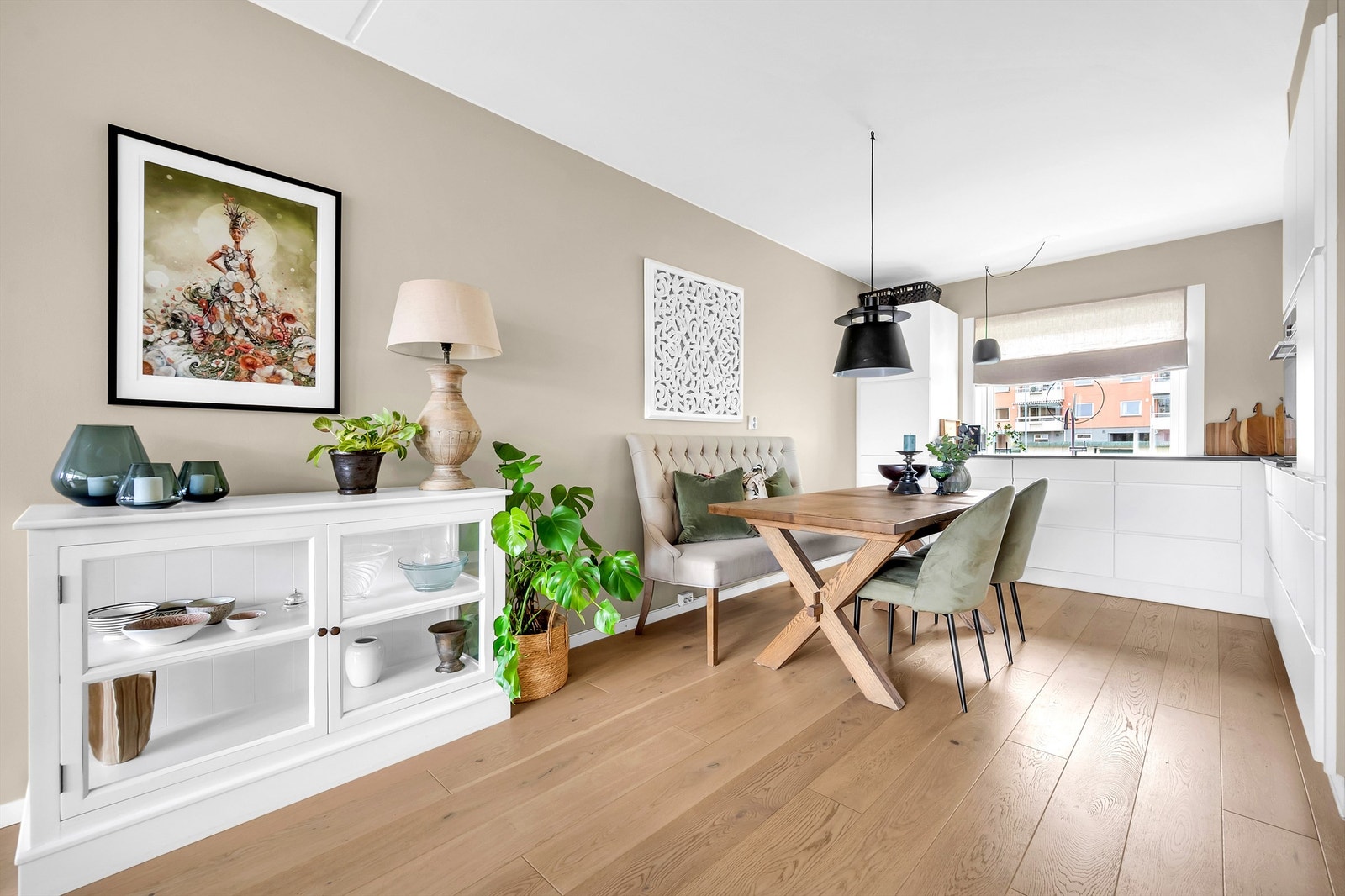 Her er det godt med plass til et større spisebord. Den åpne løsningen mot stuen sørger også for optimale lysforhold. Galleribilde