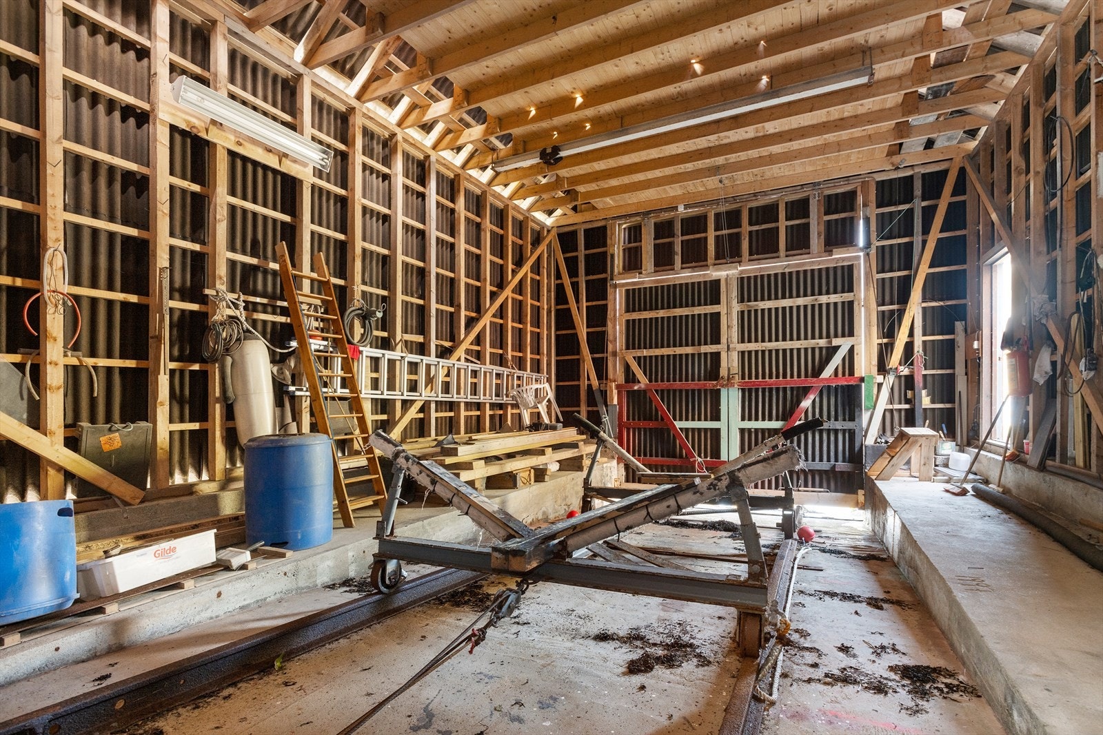 Naustet har en takhøyde 4,10 m, samt innvendig for opptrekk av båt. Elektrisk port med bredde 3,5x4,7 m.
Naust med breie betong ringmurer og støpt dekke med skrå på ca. 70 cm på lenden av bua. Galleribilde