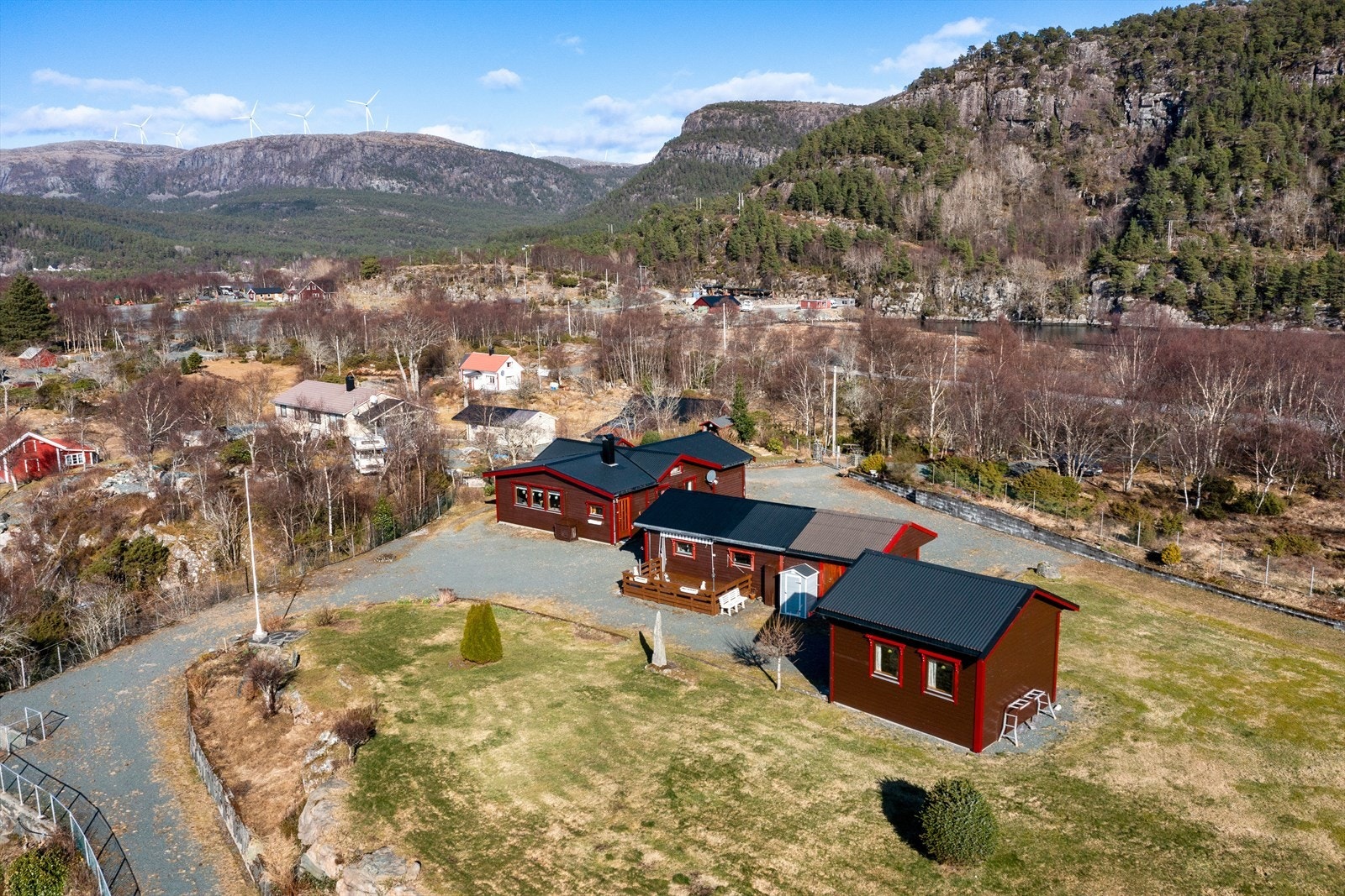 Videre er det opparbeidet en gruslagt kjørevei ned til kaiområdet Galleribilde