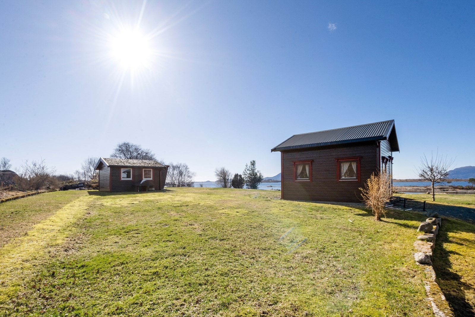 I senter av tomten er det bygget et redskapshus som er innredet og tatt i bruk som anneks / gjestehus. Bygget har innlagt strøm og stikkontakter, samt inntakssikringer. Byggeår 2007 | Oppmålt 35 m² Galleribilde