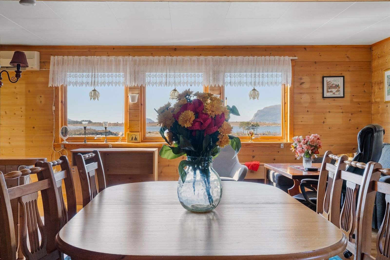 Her får du flott utsikt mot øyene og sjøen i vest fra stuen Galleribilde