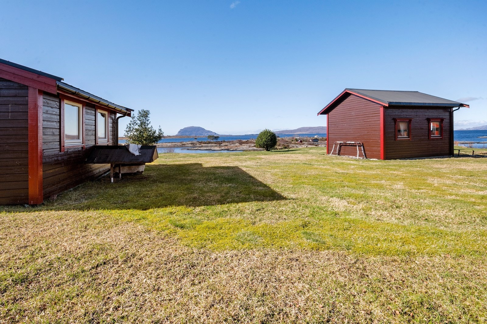 Lengst i sør på tomten har du enda en redskapsbod som er innredet og tatt i bruk som anneks / gjestehus. Planløsning består av utvendig vindfang, og et romslig rom. Byggeår 2012 | Oppmålt 13 m² Galleribilde