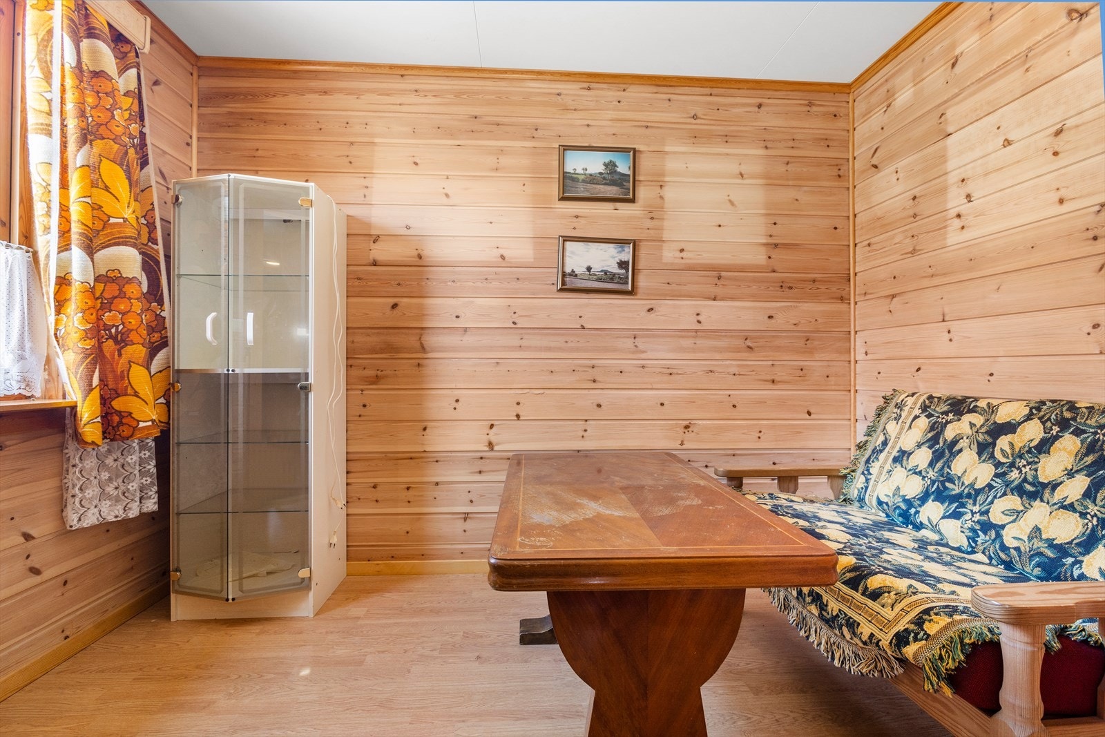 Bod i tilbygget er innredet og tatt i bruk som tv-stue. Galleribilde